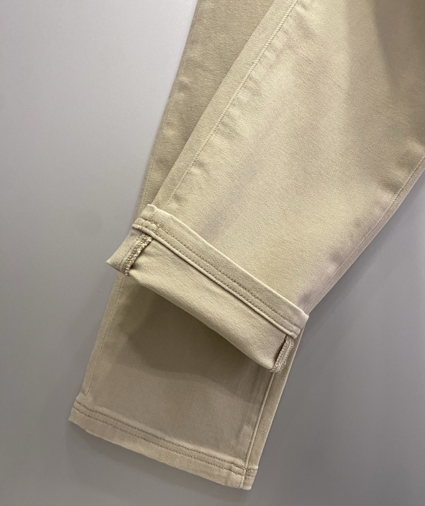 Fend*男裤 小直筒版型 棉质牛仔裤 带弹力 绣花杏色：30、31、32、33、34、36、38【26