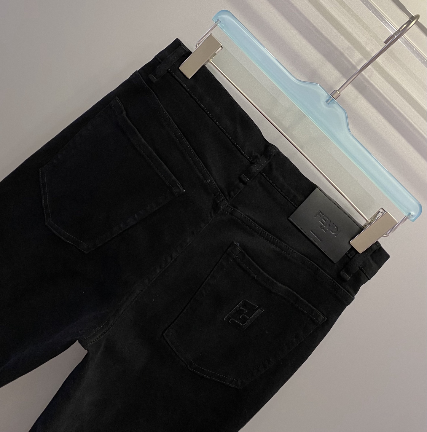 Fend*男裤 小直筒版型 棉质牛仔裤 带弹力 绣花码数：31、32、33、34、36、38【26387