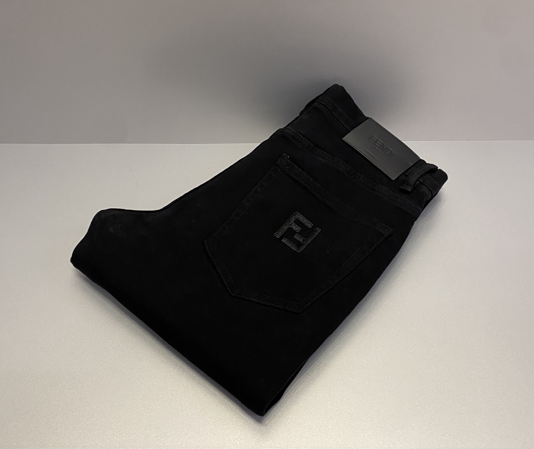 Fend*男裤 小直筒版型 棉质牛仔裤 带弹力 绣花码数：31、32、33、34、36、38【26387