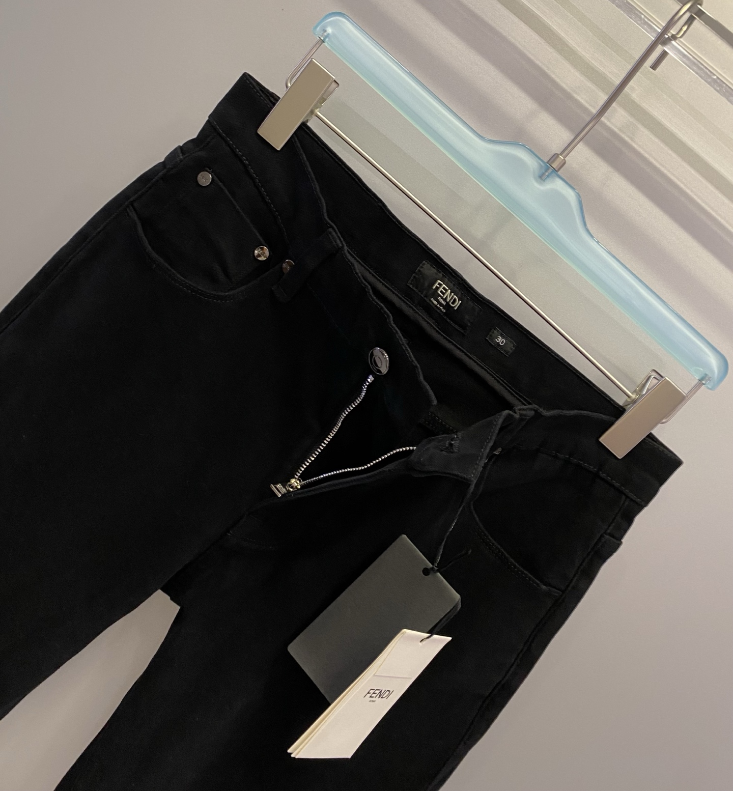 Fend*男裤 小直筒版型 棉质牛仔裤 带弹力 绣花码数：31、32、33、34、36、38【26387