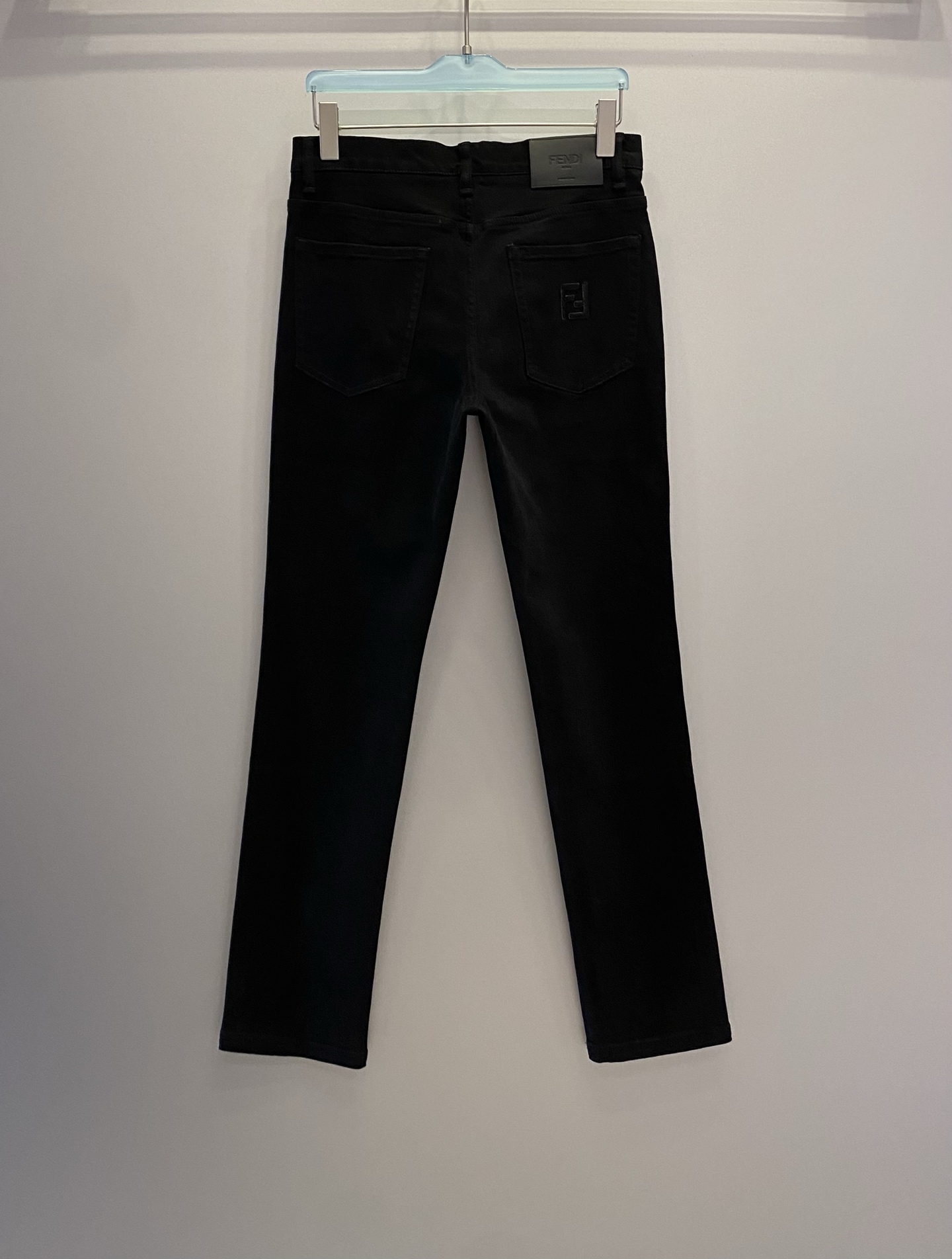 Fend*男裤 小直筒版型 棉质牛仔裤 带弹力 绣花码数：31、32、33、34、36、38【26387