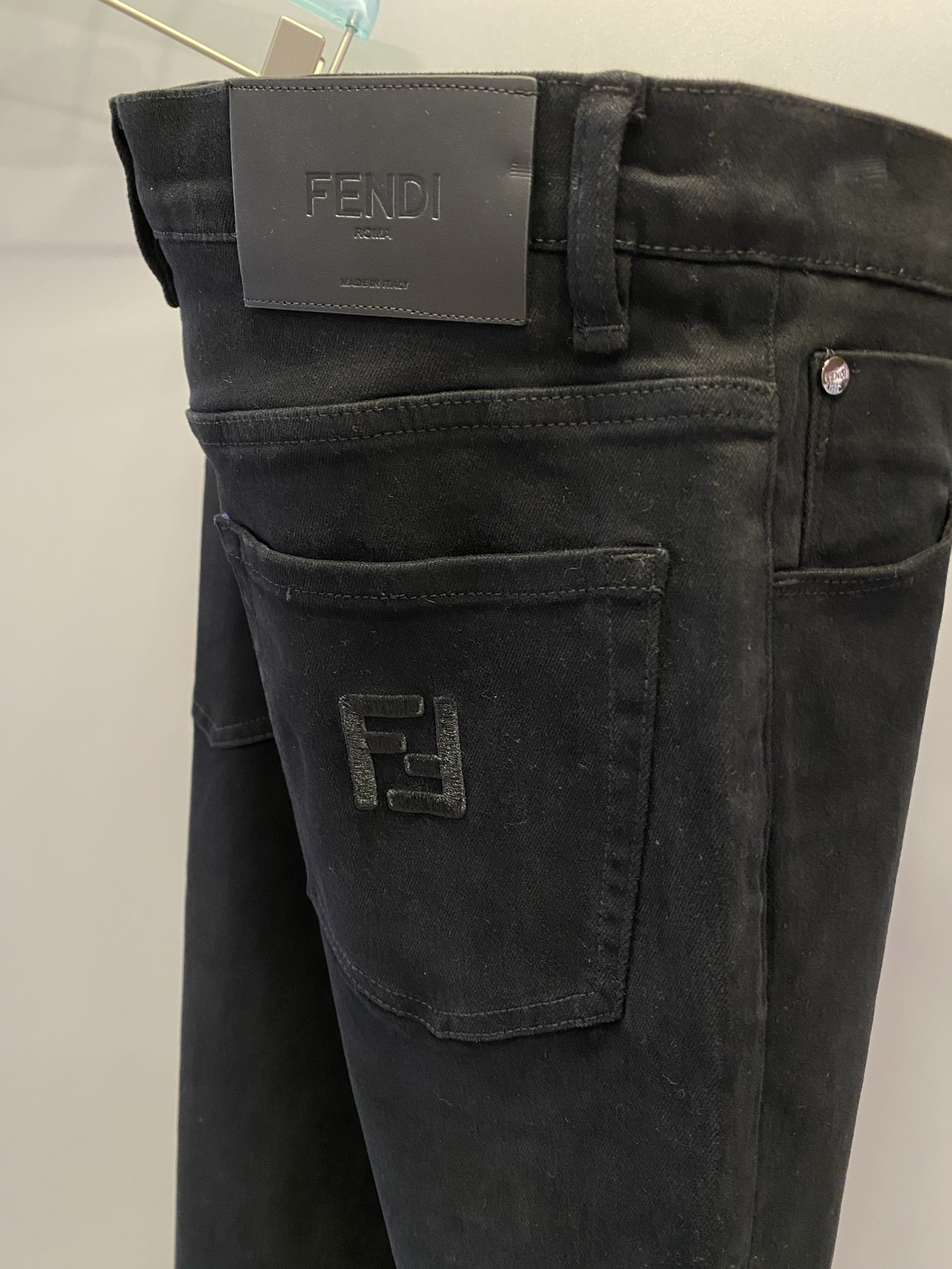 Fend*男裤 小直筒版型 棉质牛仔裤 带弹力 绣花码数：31、32、33、34、36、38【26387