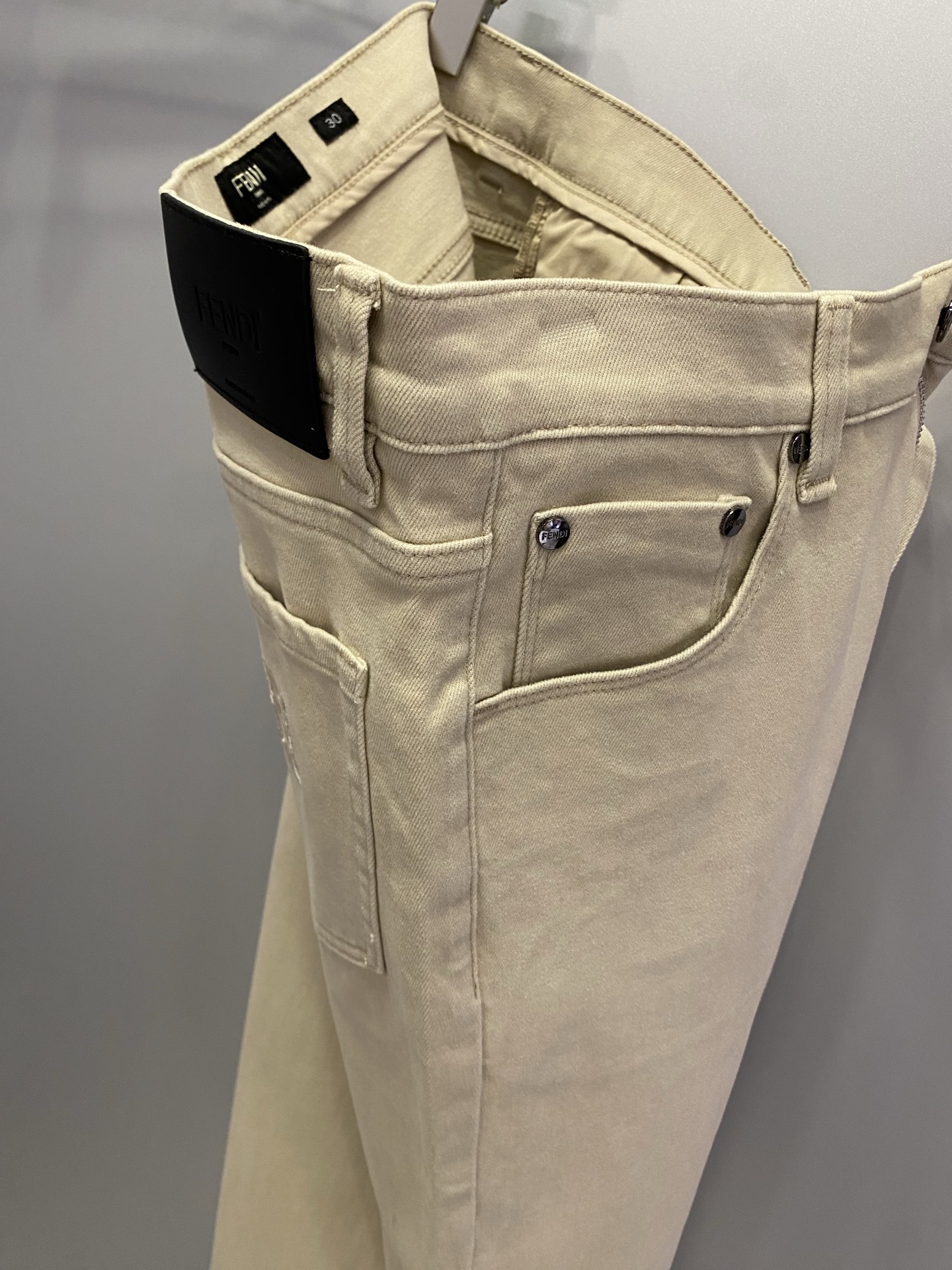 Fend*男裤 小直筒版型 棉质牛仔裤 带弹力 绣花杏色：30、31、32、33、34、36、38【26