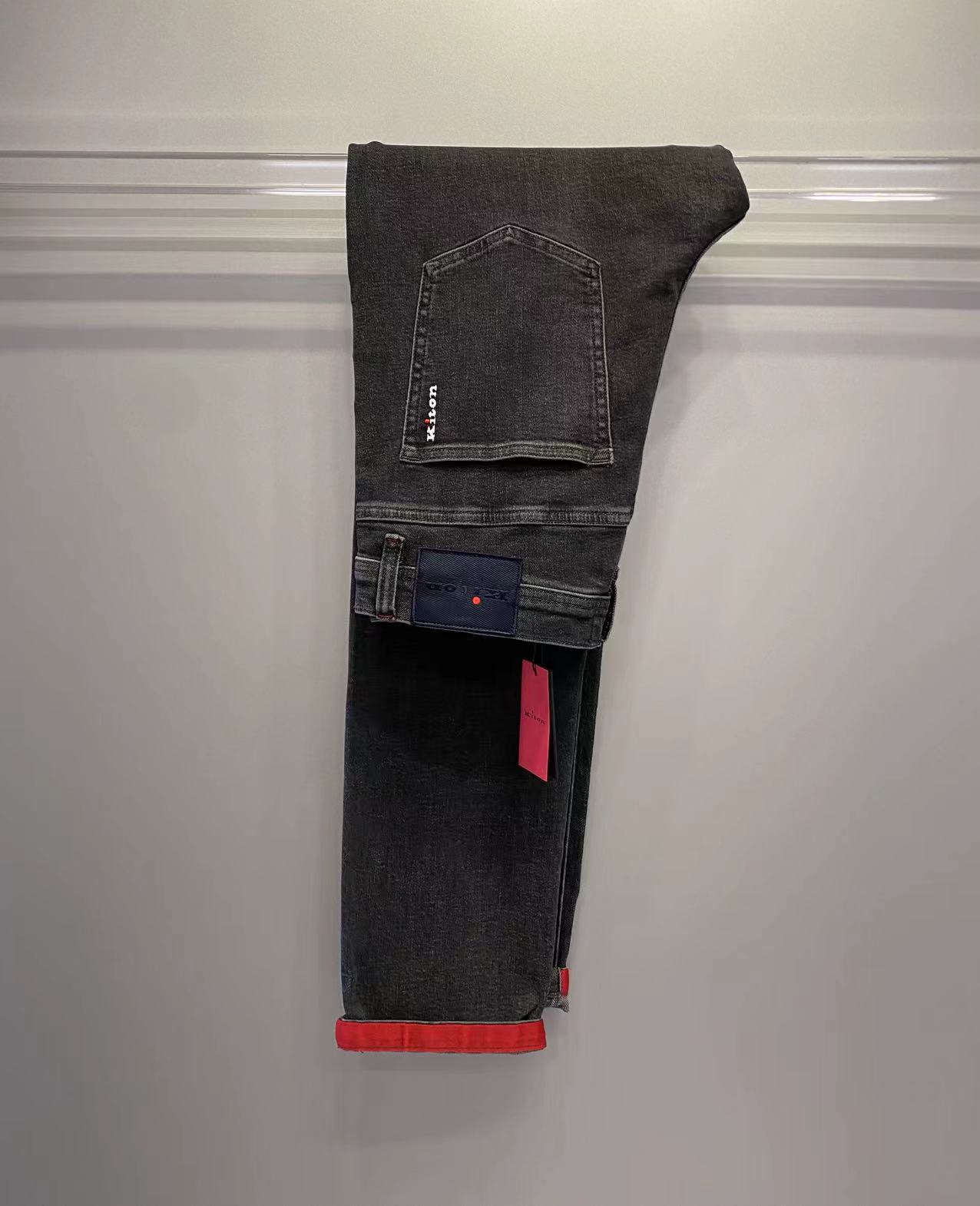 NO:756824,Kiton men's high-end slim-fitting men's trousers, which are top-notch Italian trousers. Size 30.31.32.33.34.36.38【26501】The brand logo is embossed with the word Kiton on the dark blue leather label on the back waist, the white Kiton brand name is embroidered on the right back pocket, and the iconic red contrasting details (buttons on the placket, seams on the trouser ears, and red stripes on the inside of the trouser legs) run through the entire trousers, making them highly recognizable design elements of the brand.  ·Mid-waist Slim-fit, classic five-pocket style, button placket, gray washed trousers, showing a low-key retro texture. Made of Japanese Kurabo custom-made thin denim, containing trace amounts of elastic fiber, which has both a stiff feel and wearing comfort. Fully hand-sewn, double-stitched reinforcement, and the red stripe (Kick Tape) on the inside of the trousers is the iconic craftsmanship detail.,,19860909奇顿男士高端修身男裤,属于意大利顶级. 码数30.31.32.33.34.36.38【26501】 品牌标识后腰深蓝色皮标压印 Kiton 字样,右后袋绣有白色 Kiton 品牌名,标志性红色撞色细节（门襟纽扣、裤耳缝线、裤脚内侧红条）贯穿全裤,是品牌辨识度极高的设计元素. ·中腰修身直筒（Slim-fit）,经典五袋款式,纽扣门襟,裤身采用灰水洗工艺,呈现低调复古的质感. 采用日本Kurabo定制薄料丹宁布,含微量弹性纤维,兼具挺括感与穿着舒适度. 全手工缝制,双缝线加固,裤脚内侧红条（Kick Tape）是标志性工艺细节.,,,Men's clothing