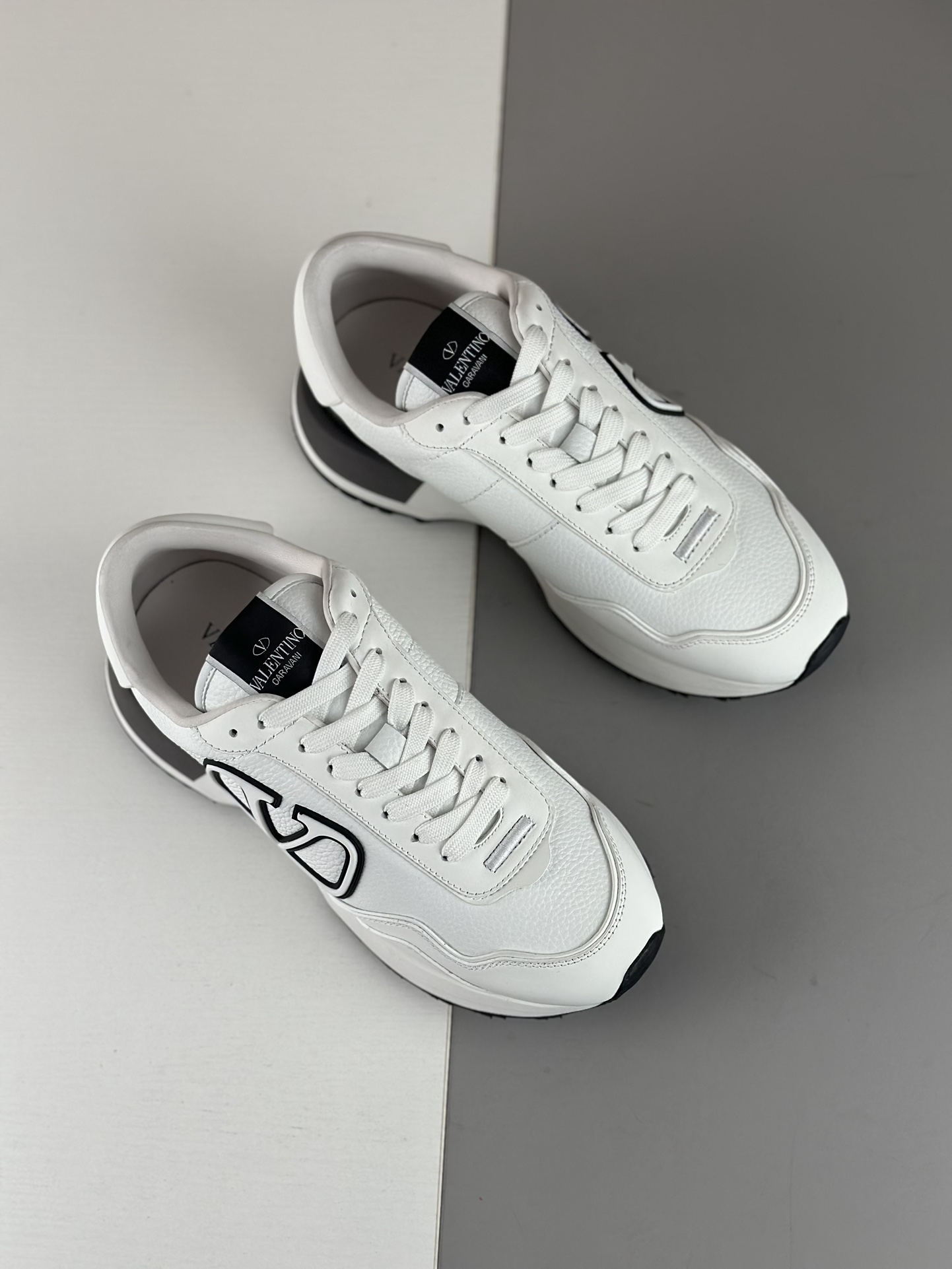 NO:272592,New Valentino Rockrunner Camouflage Men's imported low-top sneakers -VLOGO SIGNATURE leather details - Two-color rubber details - VALENTINO GARAVANI tags Top cowhide with reverse wool cowhide imported fabric mesh interior Original TU elastic sole!  Perfect turner wiring. Normal leather shoe size 39 40 41 42 43 44,,valentino,valentino,sneakers,cowhide19860909新品华伦天奴Rockrunner Camouflage 男士进口低帮运动鞋 -VLOGO SIGNATURE皮革细节 -双色橡胶细节 -鞋舌处VALENTINO GARAVANI 标签 顶牛皮搭配反毛牛皮进口织物网眼内里 原版TU弹力大底！完美车工走线 . 正常皮鞋码 39 40 41 42 43 44,,valentino,valentino,sneakers,cowhide,Men's shoes