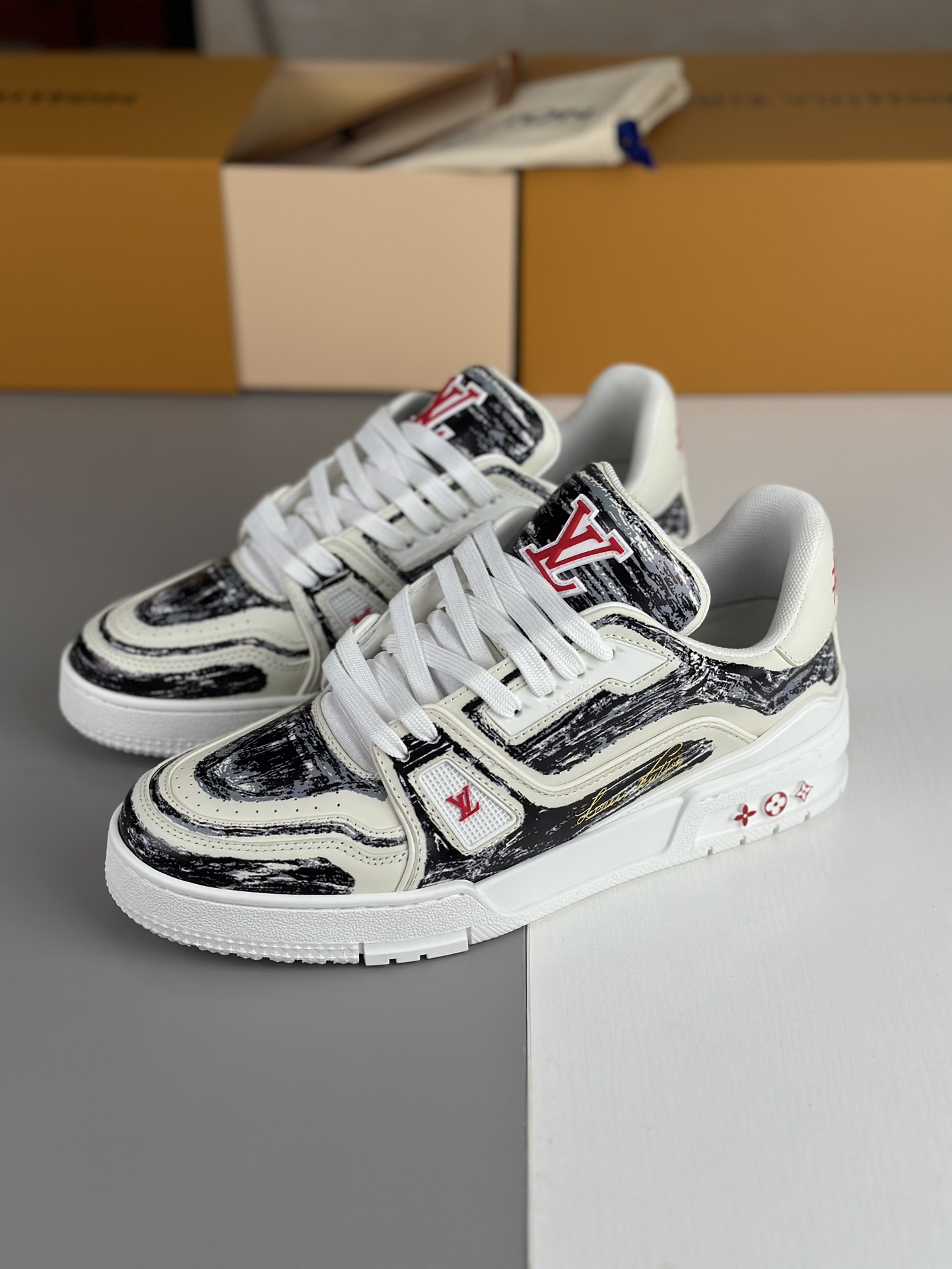 NO:271046,LV Trainer sneakers are creative expressions inspired by designer Virgil Abloh, this time, painted a colored pattern for soft cowhide leather, which echoes the ready-to-wear series. The complex upper requires seven hours of ingenious sewing to complete, and the handwritten Louis Vuitton logo is on one side. Printed cowhide leather 7 hours per pair of sewing work hours Rubber outsole LV letters on the tongue and sides Sides are decorated with handwritten Louis Vuitton logo on the side Rear #54 logo Outsole Monogram flower Normal leather shoe size 39 40 41 42 43 44 Only the best, don't accept urgent orders and don't mind,,louis vuitton,louis vuitton,sneakers,cowhide19860909LV Trainer 运动鞋是设计师 Virgil Abloh 借篮球鞋启发的创意表达,此次为柔软牛皮革描绘填色图案,与成衣系列遥相呼应.繁复鞋面需要七小时的匠心缝制方可完成,手写体路易威登标识栖身一侧. 印花牛皮革 每双缝纫工时 7 小时 橡胶外底 鞋舌和侧面饰有 LV 字母 侧面饰有手写体路易威登标识 后部饰有 #54 标识 外底饰有 Monogram 花卉 正常皮鞋码39 40 41 42 43 44 只出最好的,不接急单介意勿扰,,louis vuitton,louis vuitton,sneakers,cowhide,Men's shoes