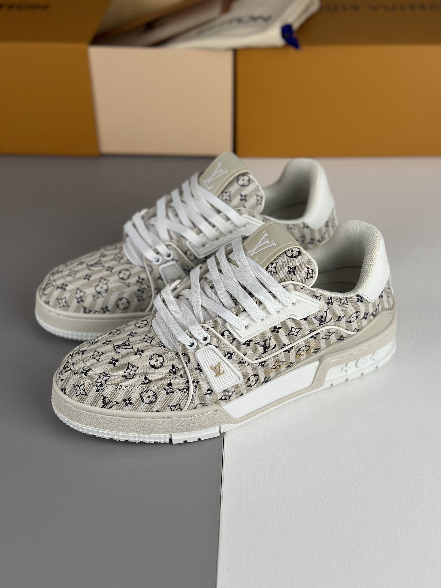 NO:271049,LV Trainer sneaker designer Virgil Abloh uses basketball shoes to express his creative expression, this time, Mini Monogram striped fabric promotes the atmosphere of midsummer. The complex upper takes seven hours of craftsmanship sewing to complete, and the handwritten Louis Vuitton logo is on one side. Monogram fabric 7 hours per pair of sewing work hours Rubber outsole LV letters on the tongue and sides The handwritten Louis Vuitton logo is on the side The rear is decorated with #54 logo is on the outsole Monogram flower Normal leather shoe size 39 40 41 42 43 44 Don't accept urgent orders and don't mind. Only the highest version is released, louis vuitton,louis vuitton,sneakers19860909LV Trainer 运动鞋设计师 Virgil Abloh 借篮球鞋启发的创意表达,此次以 Mini Monogram 条纹织物宣扬盛夏气息.繁复鞋面需要七小时的匠心缝制方可完成,手写体路易威登标识栖身一侧. Monogram 织物 每双缝纫工时 7 小时 橡胶外底 鞋舌和侧面饰有 LV 字母 侧面饰有手写体路易威登标识 后部饰有 #54 标识 外底饰有 Monogram 花卉 正常皮鞋码39 40 41 42 43 44不接急单介意勿扰 只出最高版本,,louis vuitton,louis vuitton,sneakers,Men's shoes