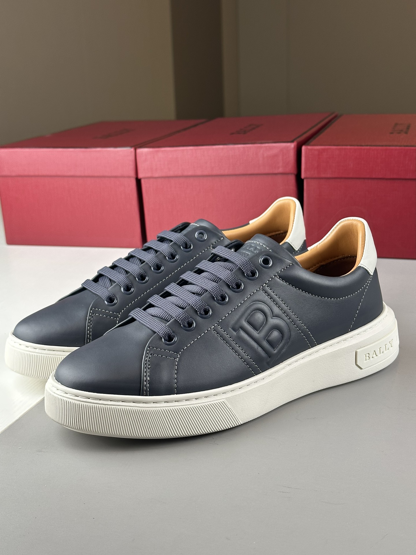 NO:730055,Bally’s latest model is updated!  Recommended to everyone in stock. The original stuff is different. Everyone knows the goods. Look at the detailed pictures and see the fragrant and waxy texture of the material. The imported materials are different. The leather fragrance emitted by the leather is very clean and comfortable. The cowhide stitching design is in contrasting colors. The brand LOGO is high-end and atmospheric:-O. The normal leather shoe size is the same as the counter size. Ready stock 39 39.5 40 40.5 41 41.5 42 42.5  43 43.5 44 yards,,cowhide19860909bally最新款更新啦！现货推荐给大家 原东西就是不一样 大家懂货 看看细节图 看材料质感香糯的感觉 进口材料就是不一样噢 皮料散发出来的皮香味非常干净舒适 牛皮面拼接设计撞色搭配 品牌LOGO标 高端大气喔:-O 正常皮鞋码 和专柜尺码一样 现货39 39.5 40 40.5 41 41.5 42 42.5 43 43.5 44码,,cowhide,Men's shoes