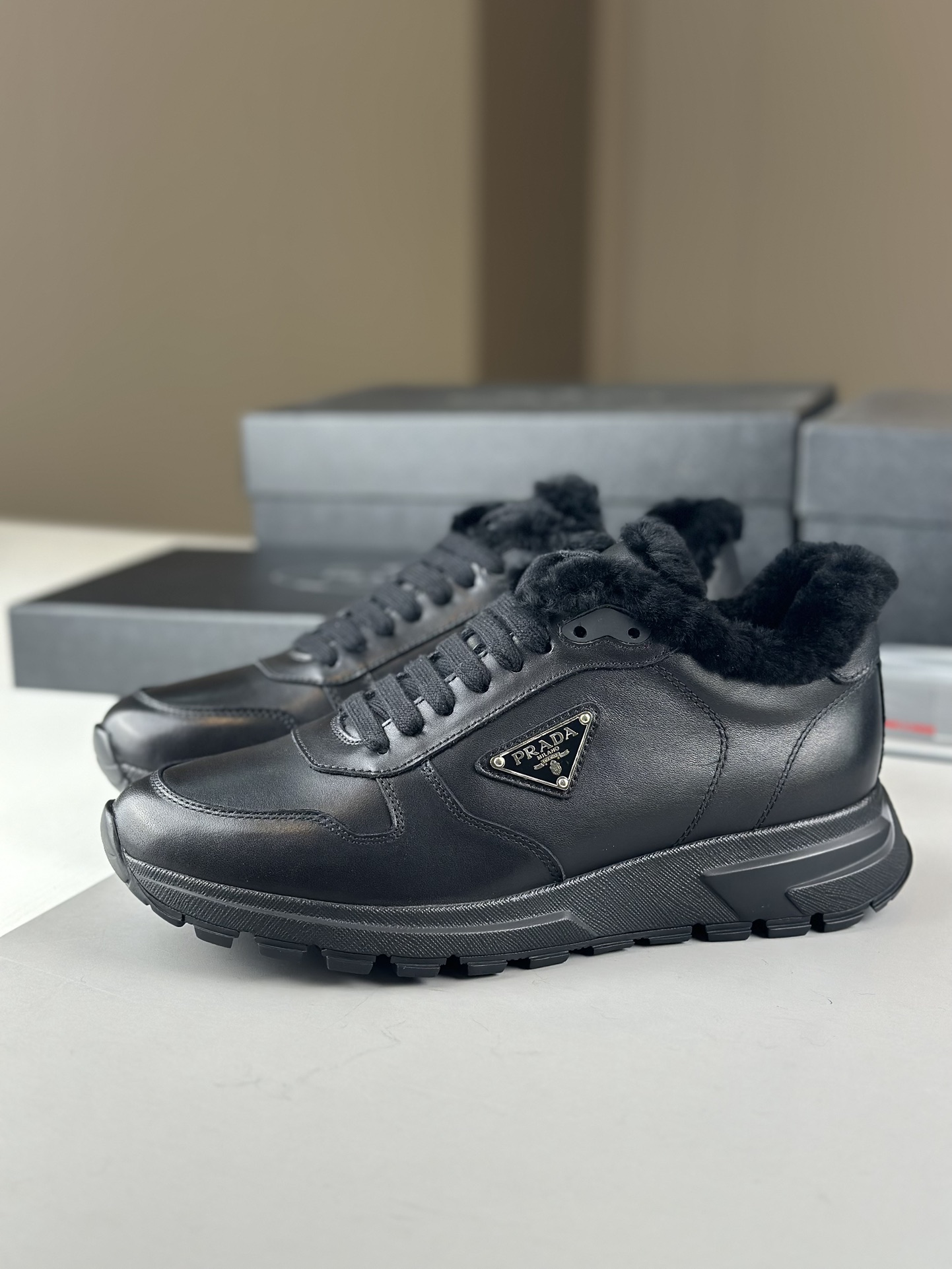 NO:271053,rada wool shoes latest updates This elegant leather sneaker carries the spirit of innovation. Enameled metal triangle logo embellishes the body. The concave and recessed thick sole injects a touch of mix and match. With nylon belt loops Upper with sheepskin fur lining enameled metal triangle logo tongue trim screen printed logo Lightweight sponge rubber sole with zigzag sole pattern 4cm sole removable sheepskin fur-covered insole Normal leather shoe size 39 40 41 42 43 44,,prada,sneakers,sheepskin19860909rada羊毛鞋最新款更新 这款优雅的皮革运动鞋承载创新精神.涂珐琅金属三角形徽标点缀鞋身.凹凸纹厚底注入一抹混搭魅力. 配尼龙腰带环 鞋面配羊皮毛衬里涂珐琅金属三角形徽标 鞋舌饰丝网印刷徽标轻质海绵橡胶鞋底,配锯齿形鞋底花纹4厘米鞋底可拆卸羊皮毛包覆内底 正常皮鞋码39 40 41 42 43 44,,prada,sneakers,sheepskin,Men's shoes