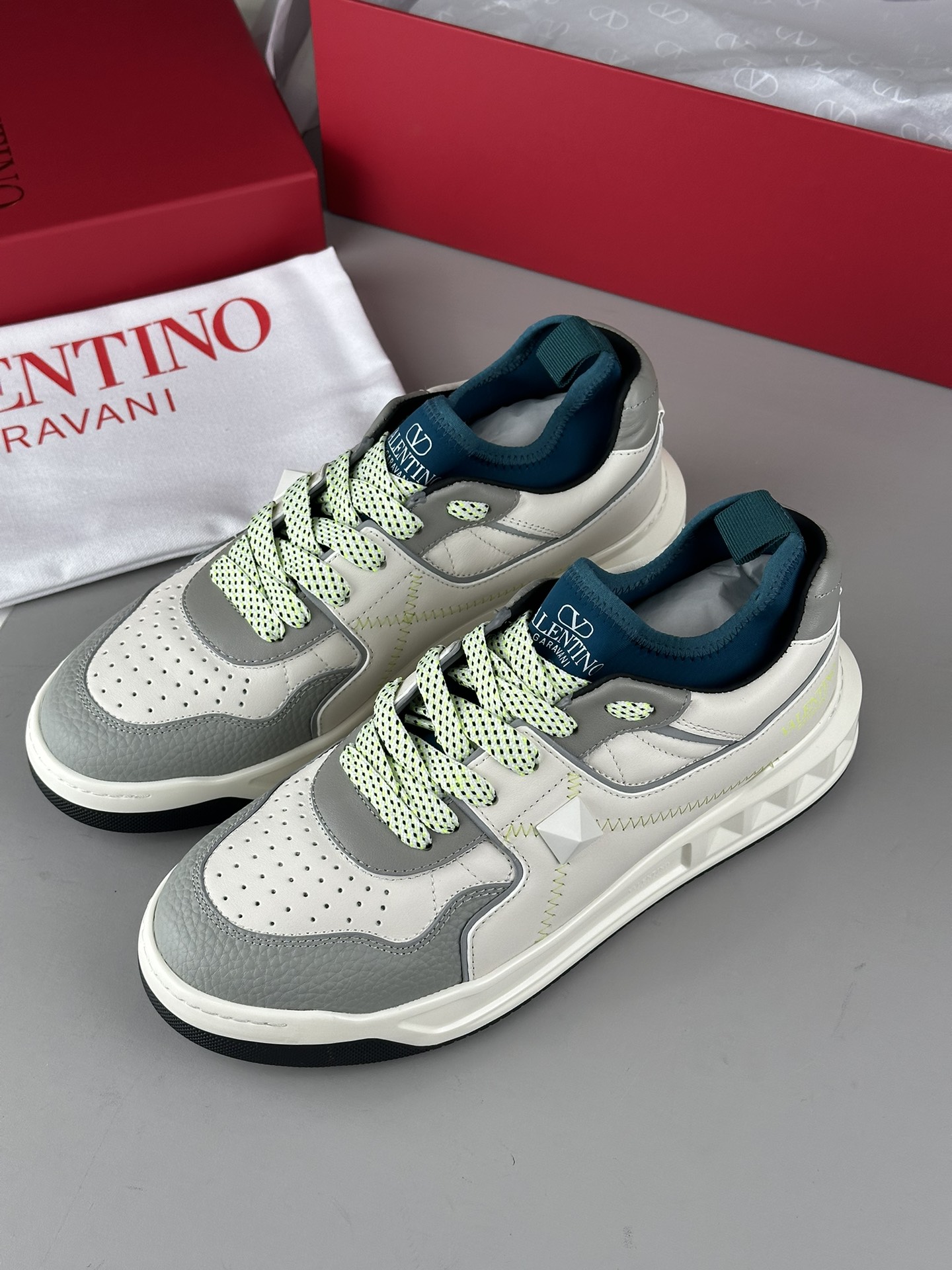 NO:272583,Valentino's latest model update, splicing and contrasting color style, imported cowhide, paired with brand hardware buckle, strap style, sock cover design, comfortable and soft, normal leather shoe size 39 40 41 42 43 44,,valentino,cowhide19860909华伦天奴最新款更新 拼接搭配撞色款 进口牛皮面 搭配品牌五金扣 系带款 袜套设计舒适柔软 正常皮鞋码39 40 41 42 43 44,,valentino,cowhide,Men's shoes