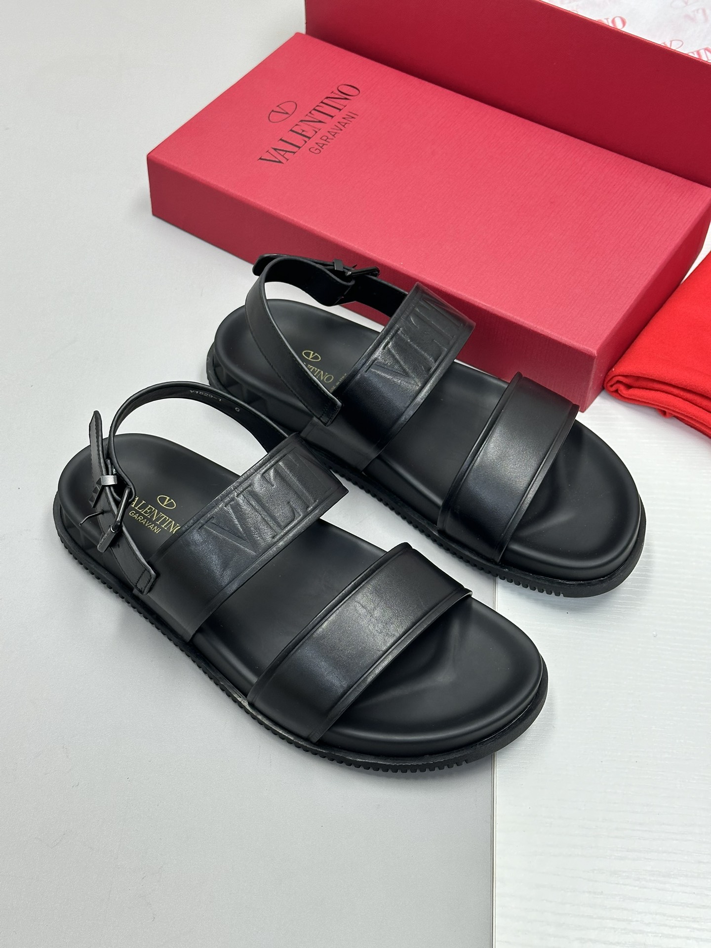 NO:272593,Valentino's latest slippers are updated, this upper is imported soft cowhide surface   heavy industry press brand logo. Classic model. The sole is made of anti-slip and wear-resistant rubber sole. It is matched with private molds. The foot is bed foot   brand logo press mold. The foot feels comfortable and versatile. High-version, normal leather shoe size: 39/40/41/42/43/44 Original box packaging   dust bag, valentino, slippers, cowhide19860909华伦天奴最新拖鞋款更新,这款鞋面进口柔软牛皮面 重工压品牌Logo标 经典款 大底采用防滑耐磨橡胶底 搭配私模模具脚床脚 品牌Logo压模 脚感舒服百搭 高版本,正常皮鞋码:39/40/41/42/43/44 原盒包装  防尘袋,,valentino,slippers,cowhide,Men's shoes