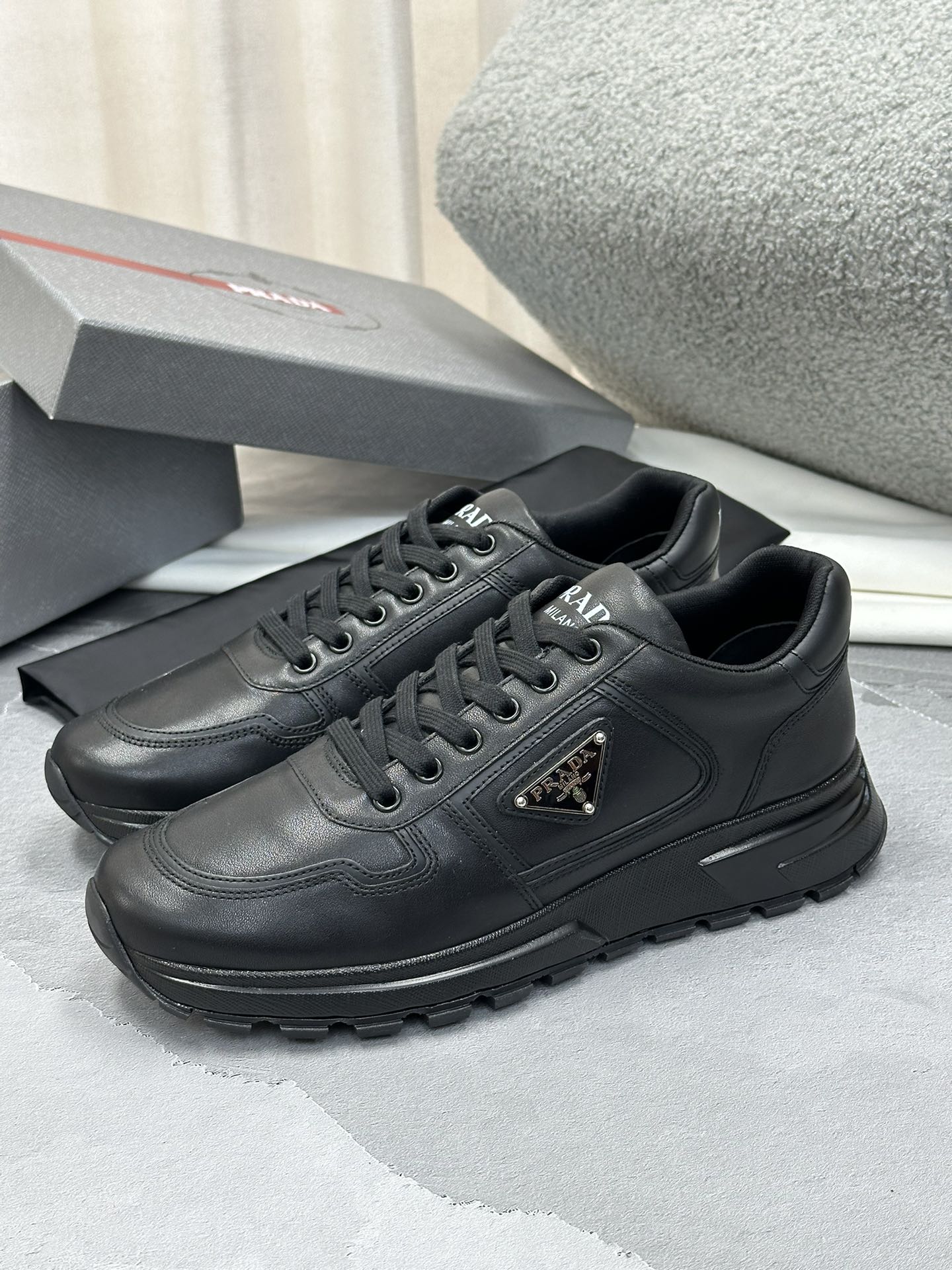 NO:274456,Rada men's cowhide leather and nylon sneakers updated with lightweight sponge rubber sole and screen printed lettering logo. ·Upper with nylon rings Upper is decorated with enamel metal triangle logo, tongue with Milano screen printed logo Lightweight sponge rubber sole with concave and concave sole pattern Sole 4.5 cm high Removable leather-covered insole Size: 39-44,,prada,sneakers,cowhide19860909rada男士牛皮革和尼龙运动鞋更新 搭载轻质海绵橡胶鞋底和丝网印刷刻字徽标. ·鞋面配穿带尼龙环 鞋面饰涂珐琅金属三角形徽标,鞋舌饰Milano丝网印刷徽标 轻质海绵橡胶鞋底,配凹凸鞋底花纹 鞋底高4.5厘米 可拆卸皮革包覆内底 Size:39-44,,prada,sneakers,cowhide,Men's shoes