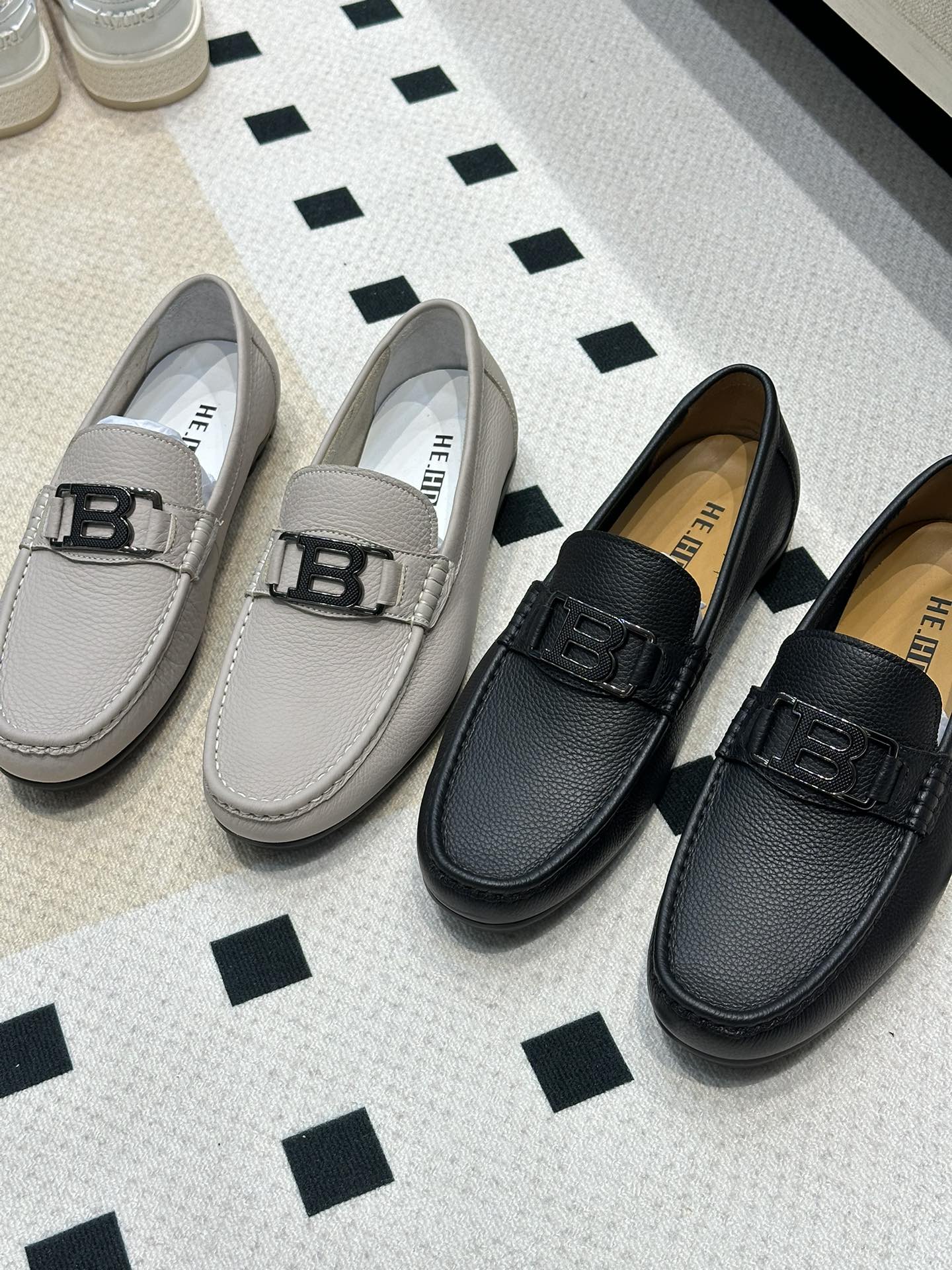 NO:270996,HE.HD exclusive spot long-term cooperation model, two colors available, you need to see the high-end products!  Imported suede leather inner lining, method of bun shoes, update of movable foot pad cover, super lightweight mold, non-slip and wear-resistant, no exaggeration, the style that you don’t want to take off when you put on your feet, the details are absolutely YYDS, complete packaging, normal leather shoes size in stock 38 39 40 41 42 43 44,,cowhide,chamois leather19860909HE.HD独家货现货长期合作款 两色可选 要高端货的看过来！进口专用麂皮面牛皮内里 包子鞋做法 活动垫脚套脚款更新 超级轻质模具大底防滑耐磨 毫不夸张上脚都不想脱的款 细节图对比绝对YYDS 包装齐全 正常皮鞋码现货38 39 40 41 42 43 44,,cowhide,chamois leather,Men's shoes