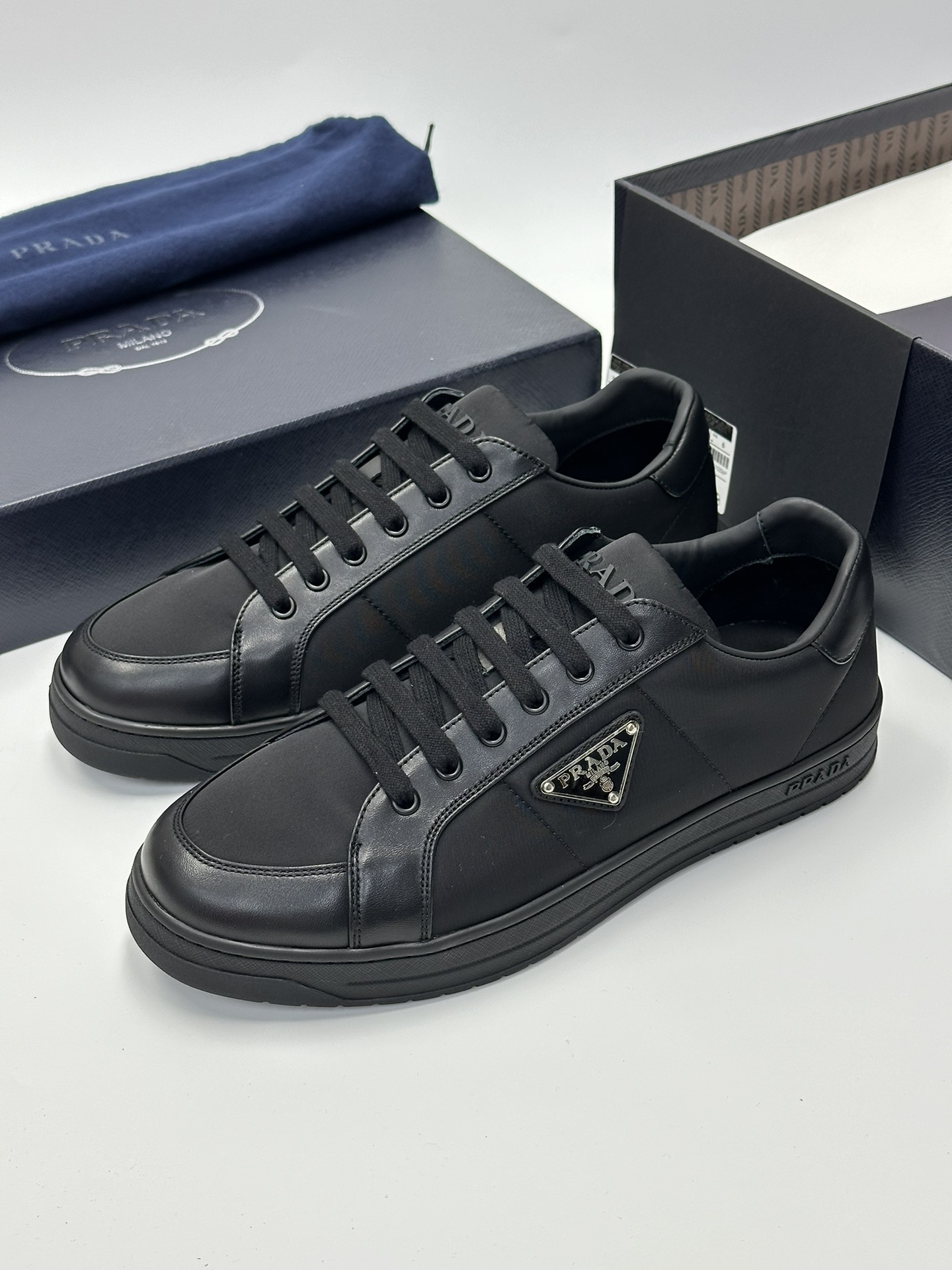 NO:272565,The new Prada Prada sneakers are embellished with the iconic enameled triangle metal logo, designed in a contemporary style, presenting a unique interpretation of the Prada logo. This shoe is a re-interpretation of the sneaker, presenting simple and smooth lines, showing unique duality through exquisite soft sheep leather finish and practical nylon material, injecting a modern and versatile charm. . Product number: 2EE395_3ABU_F2_F_G with metal eyelets and cotton lace The upper is decorated with a triangle metal logo with a triangular logo with a tongue embossed Prada Milano logo with a lightweight and thick sole, with an embossed logo on the sides The sole height is 3.5 cm Removable leather insole!  Size: 39 40 41 42 43 44 Standard leather shoe size, prada, prada, sneakers19860909新款Prada 普拉达运动鞋点缀标志性的涂珐琅三角形金属徽标,采用当代风格设计,呈现对Prada徽标的独特演绎.这款鞋履是对运动鞋的重新演绎,呈现简洁流畅的线条,通过精致的软羊革饰面和实用的尼龙材质,展现了独特的二元性,注入现代而百搭的魅力. . 商品货号: 2EE395_3ABU_F2_F_G 配金属孔眼和棉质蕾丝 鞋面饰有涂珐琅三角形金属徽标 鞋舌饰以压花Prada Milano徽标 轻便厚底,侧面饰以压花徽标 鞋底高度3.5厘米 可拆卸皮面鞋垫！ 码数:39 40 41 42 43 44标准皮鞋尺码,,prada,prada,sneakers,Men's shoes