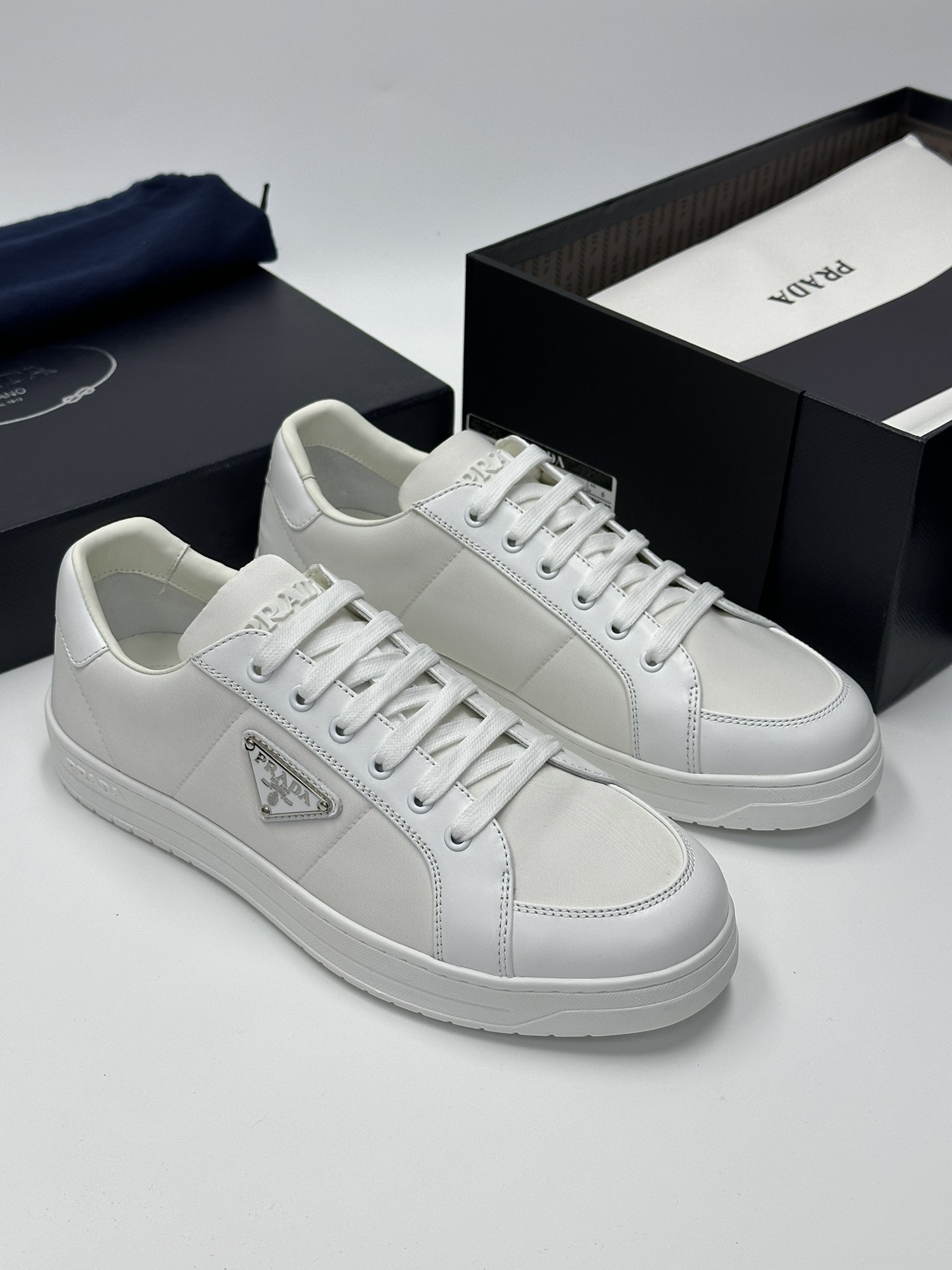 NO:272568,The new Prada Prada sneakers are embellished with the iconic enameled triangle metal logo, designed in a contemporary style, presenting a unique interpretation of the Prada logo. This shoe is a re-interpretation of the sneaker, presenting simple and smooth lines, showing unique duality through exquisite soft sheep leather finish and practical nylon material, injecting a modern and versatile charm. . Product number: 2EE395_3ABU_F2_F_G with metal eyelets and cotton lace The upper is decorated with a triangle metal logo with a triangular logo with a tongue embossed Prada Milano logo with a lightweight and thick sole, with an embossed logo on the sides The sole height is 3.5 cm Removable leather insole!  Size: 39 40 41 42 43 44 Standard leather shoe size, prada, prada, sneakers19860909新款Prada 普拉达运动鞋点缀标志性的涂珐琅三角形金属徽标,采用当代风格设计,呈现对Prada徽标的独特演绎.这款鞋履是对运动鞋的重新演绎,呈现简洁流畅的线条,通过精致的软羊革饰面和实用的尼龙材质,展现了独特的二元性,注入现代而百搭的魅力. . 商品货号: 2EE395_3ABU_F2_F_G 配金属孔眼和棉质蕾丝 鞋面饰有涂珐琅三角形金属徽标 鞋舌饰以压花Prada Milano徽标 轻便厚底,侧面饰以压花徽标 鞋底高度3.5厘米 可拆卸皮面鞋垫！ 码数:39 40 41 42 43 44标准皮鞋尺码,,prada,prada,sneakers,Men's shoes