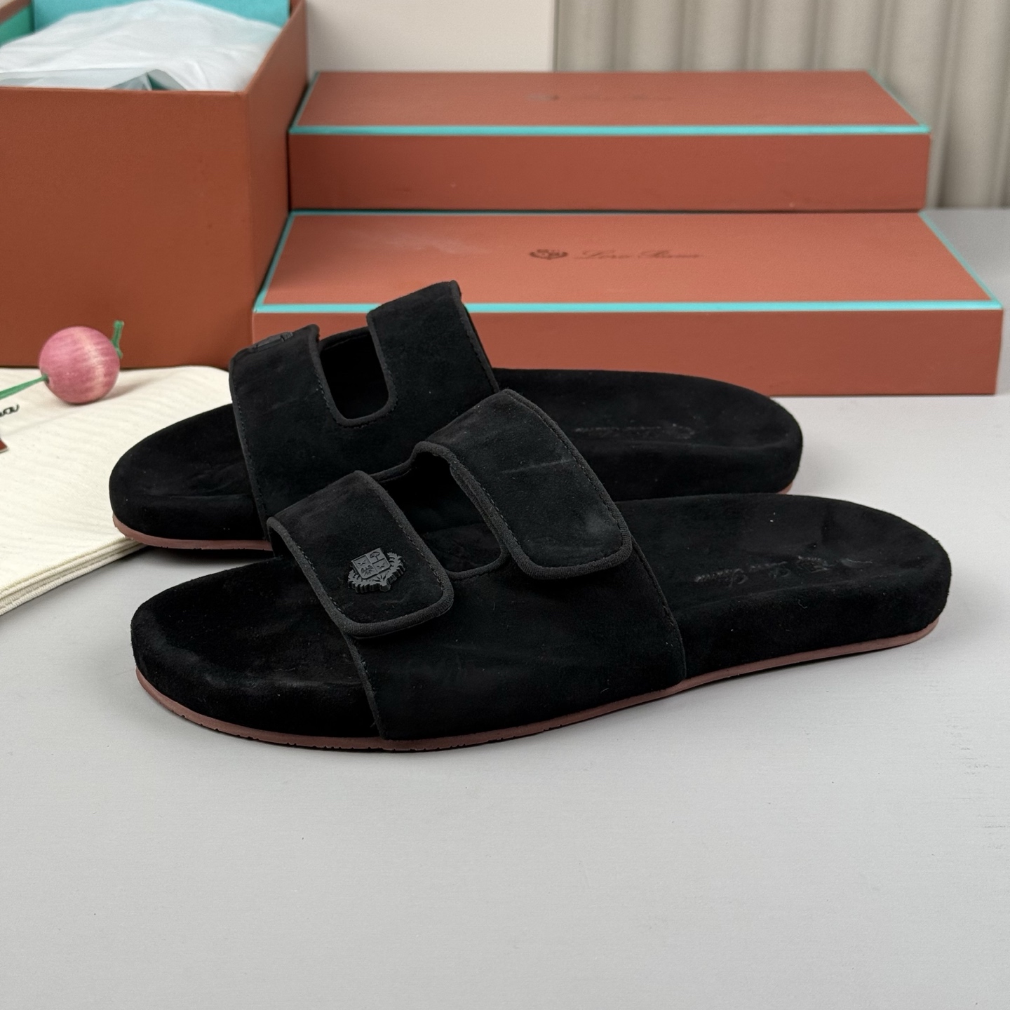 NO:272599,L new couple casual sandal slippers The entire shoe is made of high mercerized beef reverse fleece fabric, midsole footrest is made of the same material, and the white cowhide piping contrasts highlights the fashion style. The upper is decorated with three-dimensional concave and convex embroidery logo. Velcro design, which can adjust the width at will, and has no requirements for the foot shape. It is extremely inclusive. It is decorated with logo embossed at the heel. The original molded sole combination rubber sole, a small and fresh color contrast matching, the shoes are refreshing and easy to match, bringing a touch of fresh colors this summer. The original box packaging of the counter is equipped with a dust bag!  Standard counter number. Women's shoes 35-39 Men's shoes 39-44 Code HM003348, loro piana, sandals, slippers, cowhide19860909L新款情侣款休闲凉鞋拖鞋 整个鞋子采用高丝光牛反绒面料,中底垫脚同材质打造,白色牛皮滚边撞色突显时尚风范.鞋面饰有立体凹凸感刺绣徽标 魔术贴设计,可随意调节宽度,对脚型没有要求,包容性极强,脚后跟处饰有logo压花,原版开模鞋底组合橡胶底,小清新配色撞色搭配,鞋子整体清清爽爽,易搭配风格,为这个夏天带来一抹新鲜色彩,专柜原盒包装附防尘袋！ 标准专柜码数. 女鞋35-39 男鞋39-44 编码HM003348,,loro piana,sandals,slippers,cowhide,Men's shoes