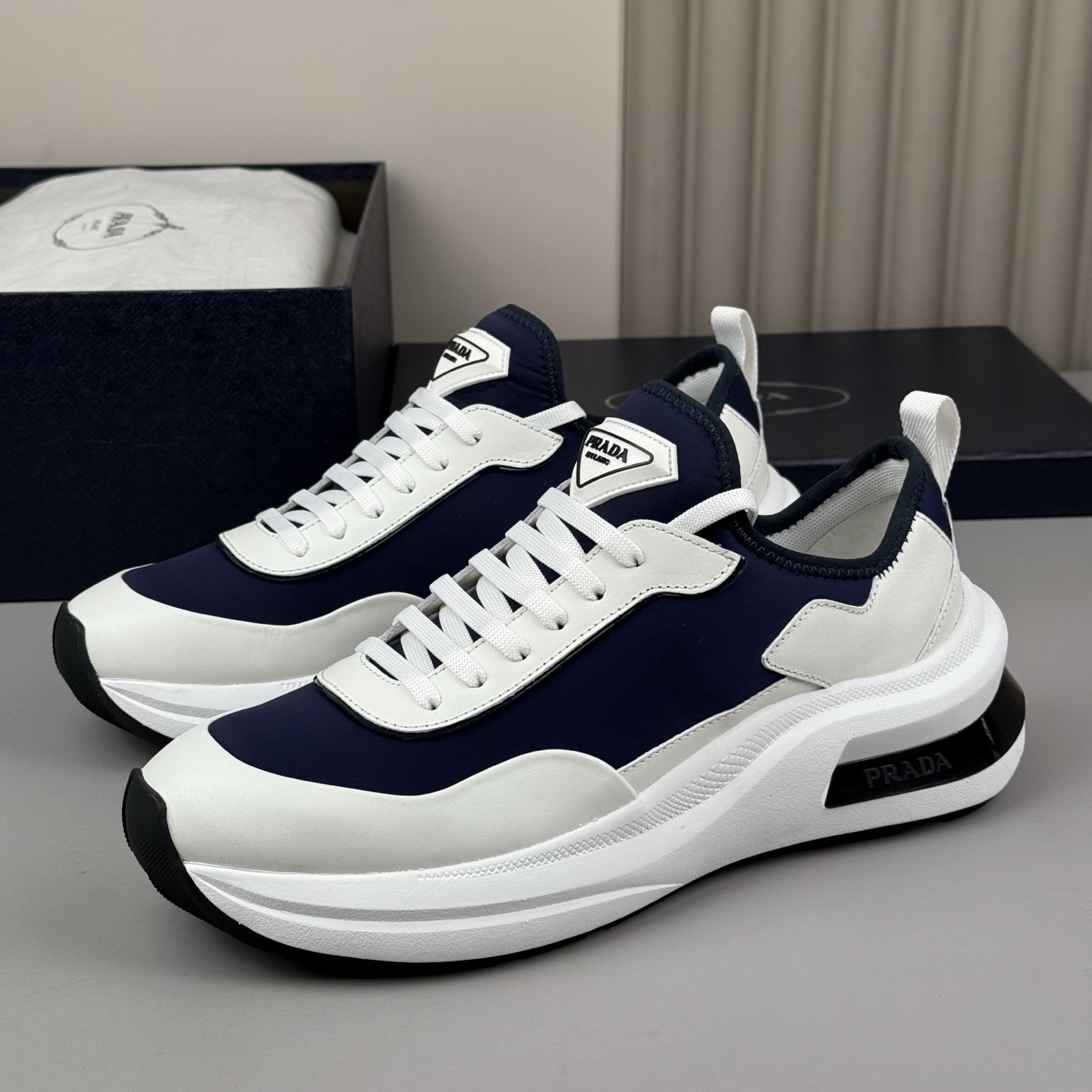 NO:274472,Rada men's cowhide leather and nylon sneakers updated with lightweight sponge rubber sole and screen printed lettering logo. ·Upper with nylon rings Upper is decorated with enamel metal triangle logo, tongue with Milano screen printed logo Lightweight sponge rubber sole with concave and concave sole pattern Sole 4.5 cm high Removable leather-covered insole Size: 39-44,,prada,sneakers,cowhide19860909rada男士牛皮革和尼龙运动鞋更新 搭载轻质海绵橡胶鞋底和丝网印刷刻字徽标. ·鞋面配穿带尼龙环 鞋面饰涂珐琅金属三角形徽标,鞋舌饰Milano丝网印刷徽标 轻质海绵橡胶鞋底,配凹凸鞋底花纹 鞋底高4.5厘米 可拆卸皮革包覆内底 Size:39-44,,prada,sneakers,cowhide,Men's shoes