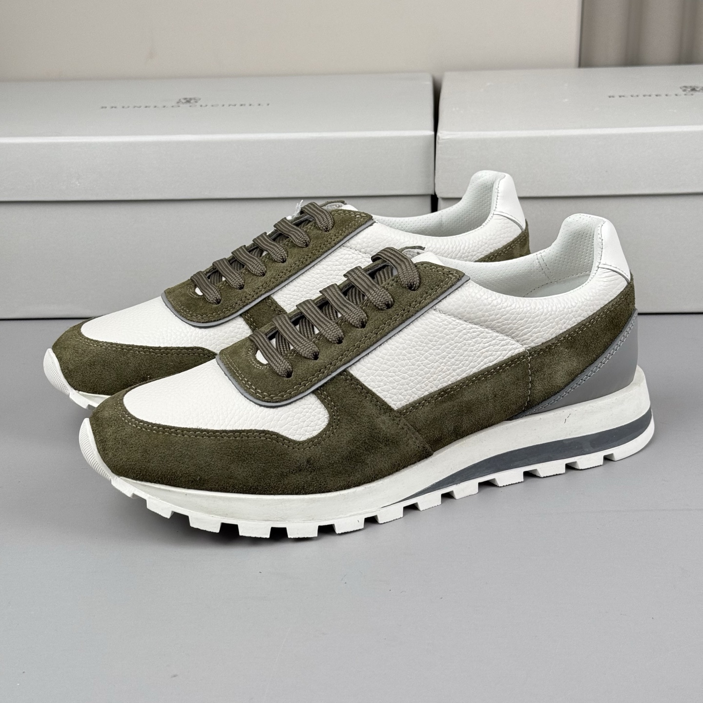 NO:272574,BC series update BRUNELLO CUCINELLI Men's cowhide sneakers This sneaker is made of calf leather and cow reverse velvet fabric. The tongue and insole are decorated with brand badges, and the heel webbing brand embellishments. TU flicks the outsole to ensure that the shoes fit more and wear more comfortable. Size 39-44, brunello cucinelli,sneakers,cowhide19860909BC系列更新 BRUNELLO CUCINELLI 男士牛皮运动鞋 本款运动鞋选用小牛皮搭配牛反绒皮面料,鞋舌、鞋垫均有品牌徽章装饰,后跟织带品牌字样点缀,TU轻弹外底可以确保鞋子更合脚,穿着更舒适. 码数39-44,,brunello cucinelli,sneakers,cowhide,Men's shoes