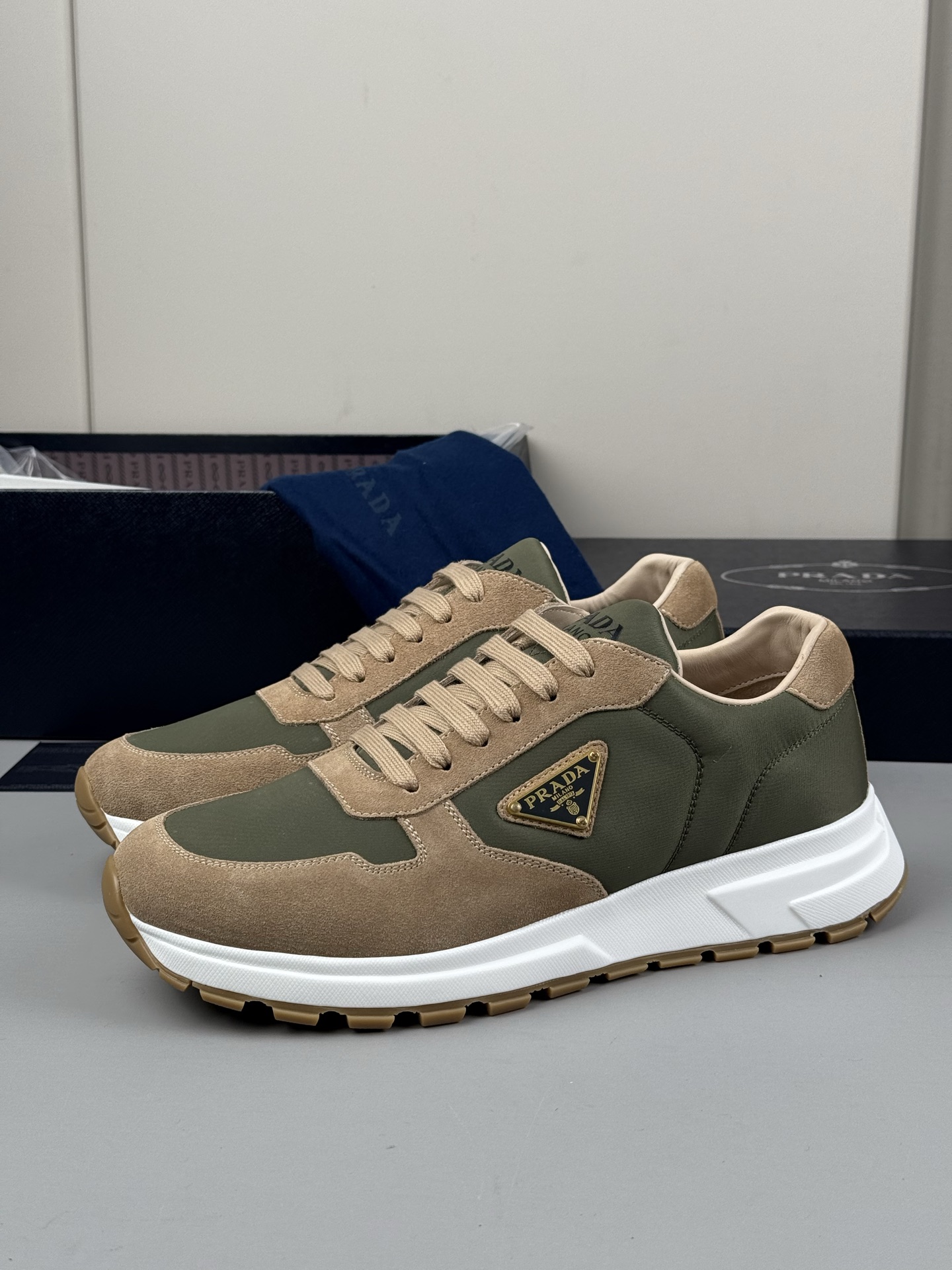 NO:274441,The latest update of Prada PRAX 01 sports shoes combine elegant creative design and typical materials of the Prada series. The shoe body is made of imported beef fur and special tarp. The triangle logo embellishes the sides with a novel sporty style, highlighting the brand's characteristics. The tread pattern rubber sole gives the shape a mix and match. Details Product number: 2EE369_3LF5_F0632_F_G shoelaces Enamel triangle logo on the upper tongue Prada Milano screen printed logo on the screen Lightweight rubber sole with serrated edge strips Sole 4.5 cm thick Detachable leather-covered insole Normal size 39 40 41 42 43 44 size,,prada,sneakers19860909Prada最新款更新 PRAX 01 运动鞋融优雅的创意设计以及Prada系列典型的材质于一身.鞋身采用进口牛翻毛皮配专用防水布 蕴含新颖运动格调的三角形徽标点缀侧面,彰显品牌特色.胎面花纹橡胶厚底赋予廓形混搭魅力. 细节 商品货号: 2EE369_3LF5_F0632_F_G 鞋带 鞋面珐琅三角形徽标 鞋舌Prada Milano丝网印刷徽标 轻质橡胶鞋底,配锯齿状沿条 鞋底厚4.5厘米 可拆卸皮革包覆内底 正常码39 40 41 42 43 44码,,prada,sneakers,Men's shoes