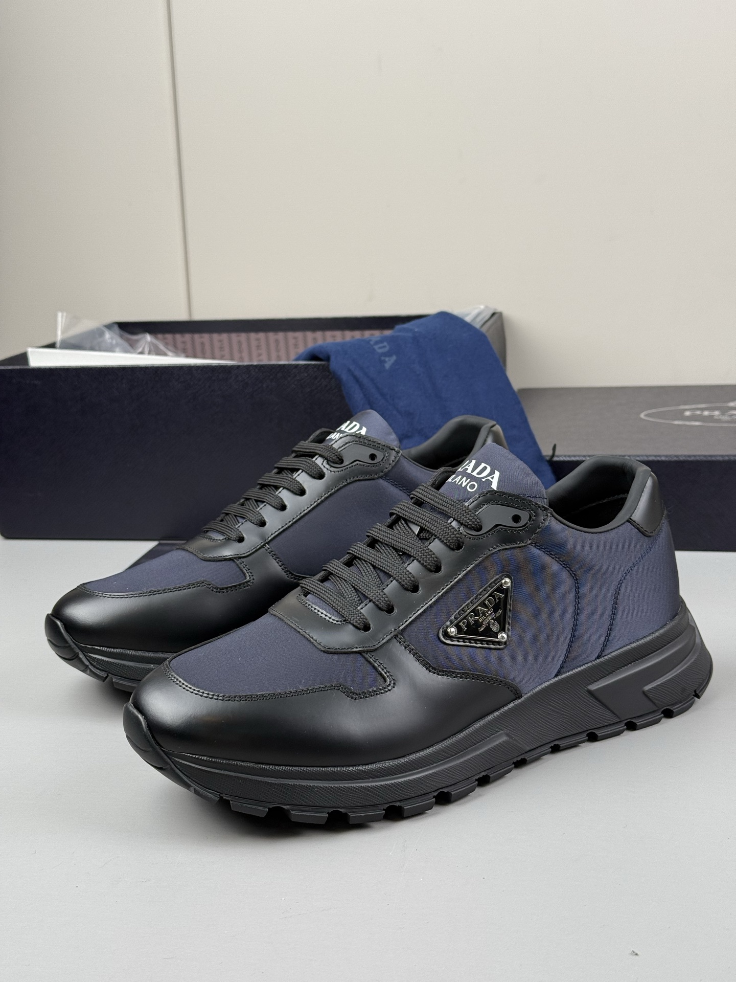 NO:274464,The latest update of Prada PRAX 01 sports shoes combine elegant creative design and typical materials of the Prada series. The shoe body is made of imported beef fur and special tarp. The triangle logo embellishes the sides with a novel sporty style, highlighting the brand's characteristics. The tread pattern rubber sole gives the shape a mix and match. Details Product number: 2EE369_3LF5_F0632_F_G shoelaces Enamel triangle logo on the upper tongue Prada Milano screen printed logo on the screen Lightweight rubber sole with serrated edge strips Sole 4.5 cm thick Detachable leather-covered insole Normal size 39 40 41 42 43 44 size,,prada,sneakers19860909Prada最新款更新 PRAX 01 运动鞋融优雅的创意设计以及Prada系列典型的材质于一身.鞋身采用进口牛翻毛皮配专用防水布 蕴含新颖运动格调的三角形徽标点缀侧面,彰显品牌特色.胎面花纹橡胶厚底赋予廓形混搭魅力. 细节 商品货号: 2EE369_3LF5_F0632_F_G 鞋带 鞋面珐琅三角形徽标 鞋舌Prada Milano丝网印刷徽标 轻质橡胶鞋底,配锯齿状沿条 鞋底厚4.5厘米 可拆卸皮革包覆内底 正常码39 40 41 42 43 44码,,prada,sneakers,Men's shoes