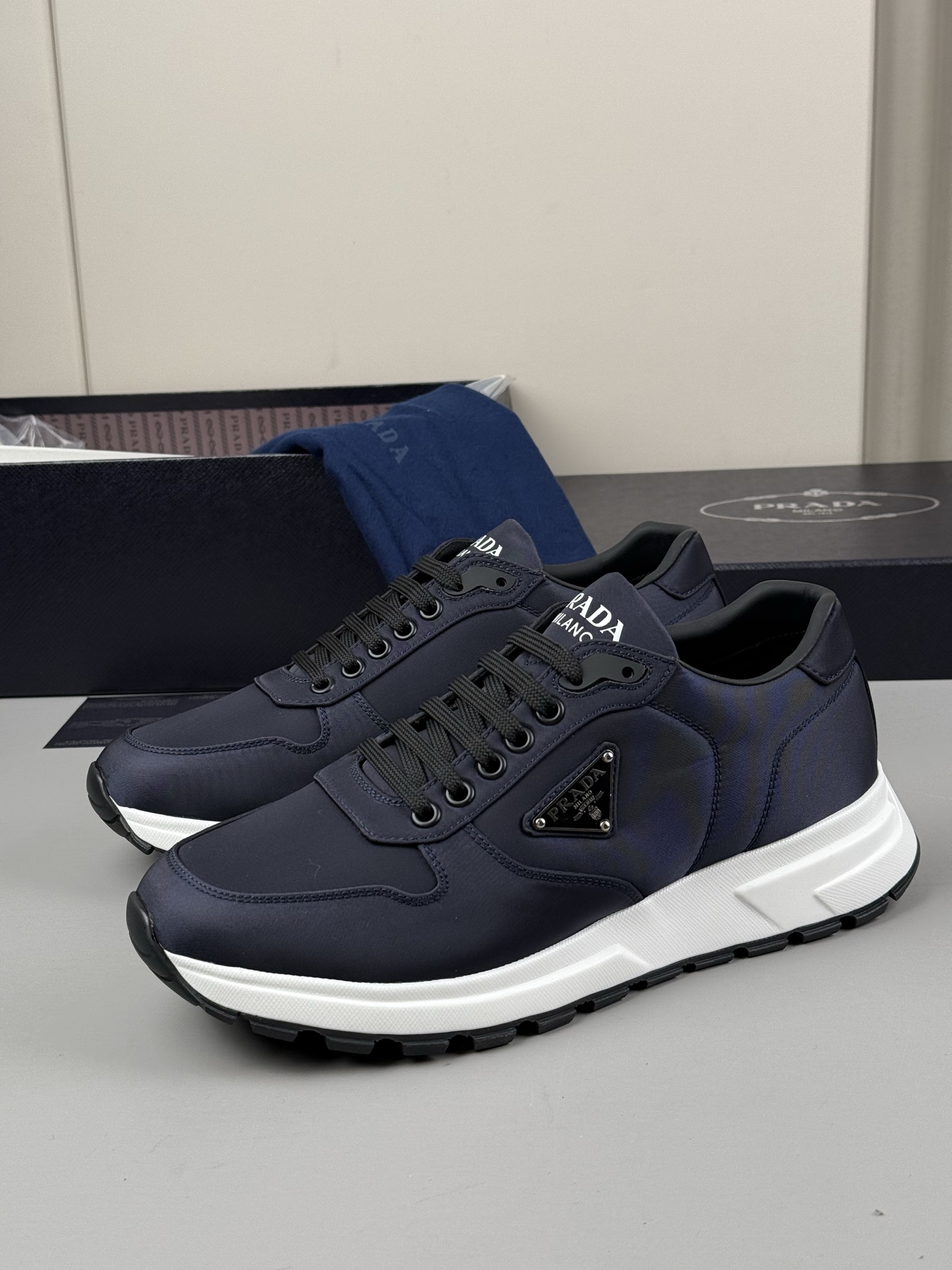 NO:274444,The latest update of rada RAX 01 sports shoes combine elegant creative design and typical materials of the rada series. The shoe body is made of imported Napala, soft and comfortable. A triangle logo with a novel sporty style embellishes the sides, highlighting the brand's characteristics. The tread pattern rubber sole gives the silhouette a mix and match. The upper enamel triangle logo tongue rada Milano screen printed logo Lightweight rubber sole with serrated edge strips Sole 4.5 cm thick Detachable leather-covered insole Normal size 38 39 40 41 42 43 44 size,,prada,sneakers19860909rada最新款更新 RAX 01 运动鞋融优雅的创意设计以及rada系列典型的材质于一身.鞋身采用进口纳帕布面 柔软舒适 蕴含新颖运动格调的三角形徽标点缀侧面,彰显品牌特色.胎面花纹橡胶厚底赋予廓形混搭魅力. 鞋面珐琅三角形徽标 鞋舌rada Milano丝网印刷徽标 轻质橡胶鞋底,配锯齿状沿条 鞋底厚4.5厘米 可拆卸皮革包覆内底 正常码38 39 40 41 42 43 44码,,prada,sneakers,Men's shoes