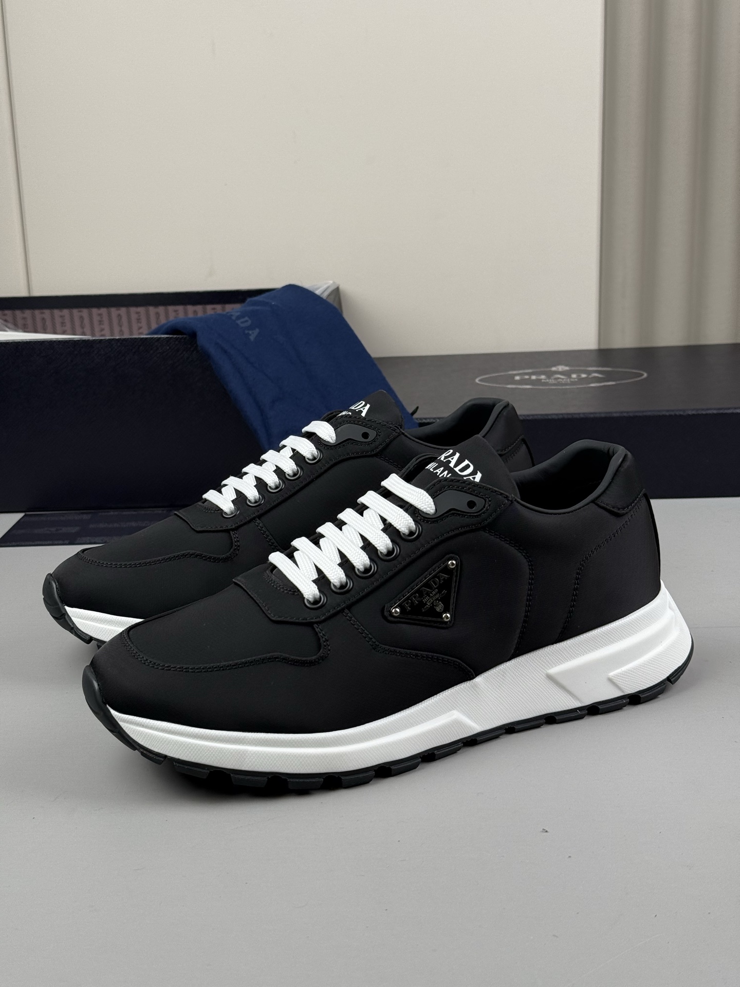 NO:274438,The latest update of rada RAX 01 sports shoes combine elegant creative design and typical materials of the rada series. The shoe body is made of imported Napala, soft and comfortable. A triangle logo with a novel sporty style embellishes the sides, highlighting the brand's characteristics. The tread pattern rubber sole gives the silhouette a mix and match. The upper enamel triangle logo tongue rada Milano screen printed logo Lightweight rubber sole with serrated edge strips Sole 4.5 cm thick Detachable leather-covered insole Normal size 38 39 40 41 42 43 44 size,,prada,sneakers19860909rada最新款更新 RAX 01 运动鞋融优雅的创意设计以及rada系列典型的材质于一身.鞋身采用进口纳帕布面 柔软舒适 蕴含新颖运动格调的三角形徽标点缀侧面,彰显品牌特色.胎面花纹橡胶厚底赋予廓形混搭魅力. 鞋面珐琅三角形徽标 鞋舌rada Milano丝网印刷徽标 轻质橡胶鞋底,配锯齿状沿条 鞋底厚4.5厘米 可拆卸皮革包覆内底 正常码38 39 40 41 42 43 44码,,prada,sneakers,Men's shoes