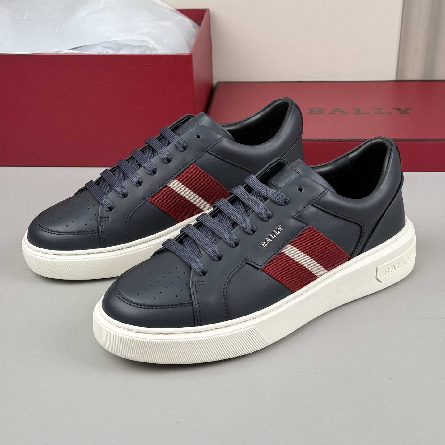 NO:729919,Bally’s latest model is updated!  Recommended to everyone in stock. The original stuff is different. Everyone knows the goods. Look at the detailed pictures and see the fragrant and waxy texture of the material. The imported materials are different. The leather fragrance emitted by the leather is very clean and comfortable. Special brand webbing splicing design with contrasting colors. Brand hardware LOGO. High-end atmosphere:-O. Normal leather shoe size is the same as the counter size. Ready stock 39 39.5 40 40.5 41 41.5 42  42.5 43 43.5 44 yards,19860909bally最新款更新啦！现货推荐给大家 原东西就是不一样 大家懂货 看看细节图 看材料质感香糯的感觉 进口材料就是不一样噢 皮料散发出来的皮香味非常干净舒适 专用品牌织带拼接设计撞色搭配 品牌五金LOGO标 高端大气喔:-O 正常皮鞋码 和专柜尺码一样 现货39 39.5 40 40.5 41 41.5 42 42.5 43 43.5 44码,,Men's shoes