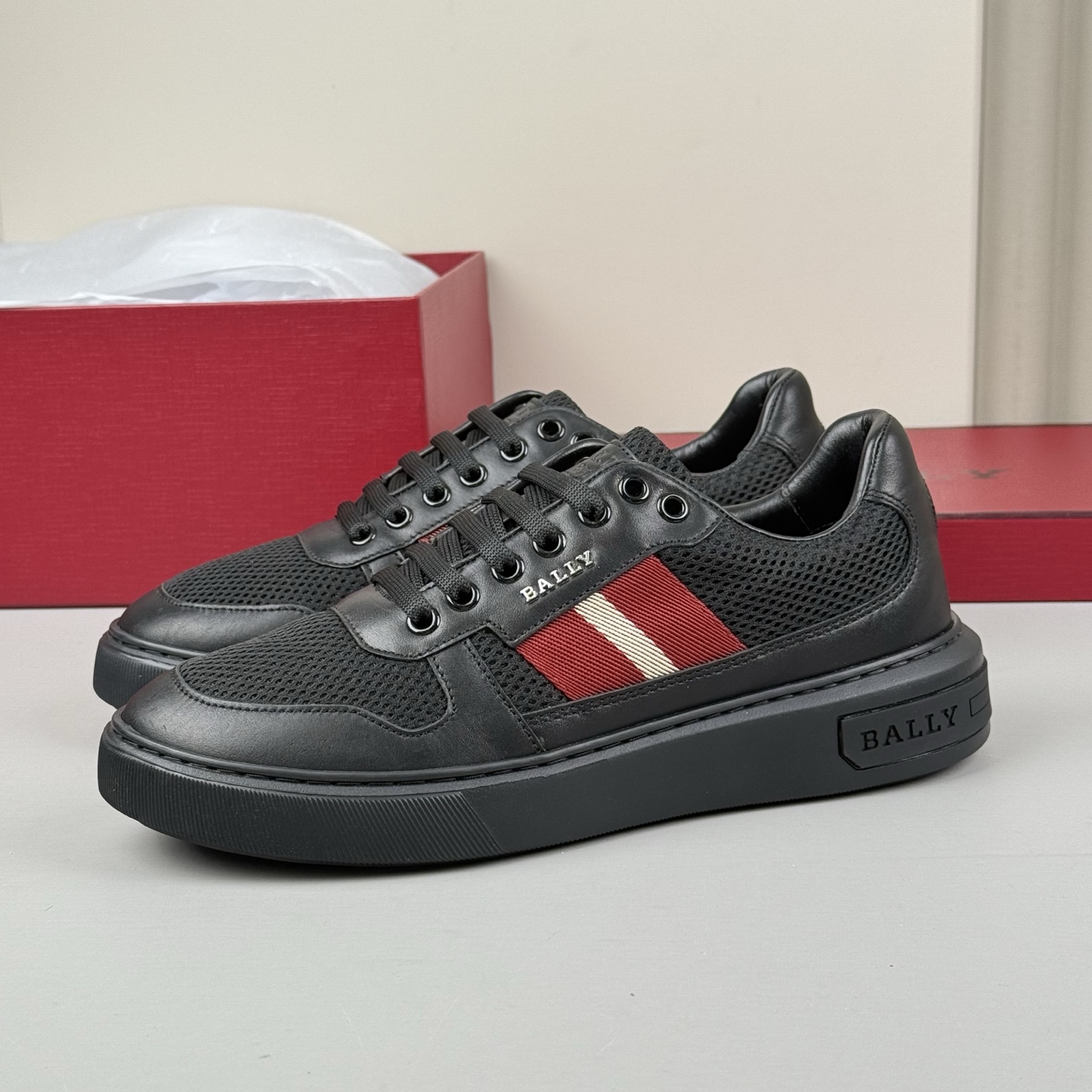 NO:349062,Bally's latest model is updated!  Recommended for everyone in stock. The original stuff is different. Everyone knows the goods. Look at the details. Look at the texture of the materials. The texture is fragrant and glutinous. Imported materials are different. The leather smell emitted by the leather is very clean and comfortable. Special brand webbing splicing design contrast color matching. Brand hardware LOGO standard. High-end and atmospheric:-O Normal leather shoe size is the same as the counter size. Spot 39 39.5 40 40.5 41 41.5 42 42.5 43.5 44 size,19860909bally最新款更新啦！现货推荐给大家 原东西就是不一样 大家懂货 看看细节图 看材料质感香糯的感觉 进口材料就是不一样噢 皮料散发出来的皮香味非常干净舒适 专用品牌织带拼接设计撞色搭配 品牌五金LOGO标 高端大气喔:-O 正常皮鞋码 和专柜尺码一样 现货39 39.5 40 40.5 41 41.5 42 42.5 43 43.5 44码,,Men's shoes