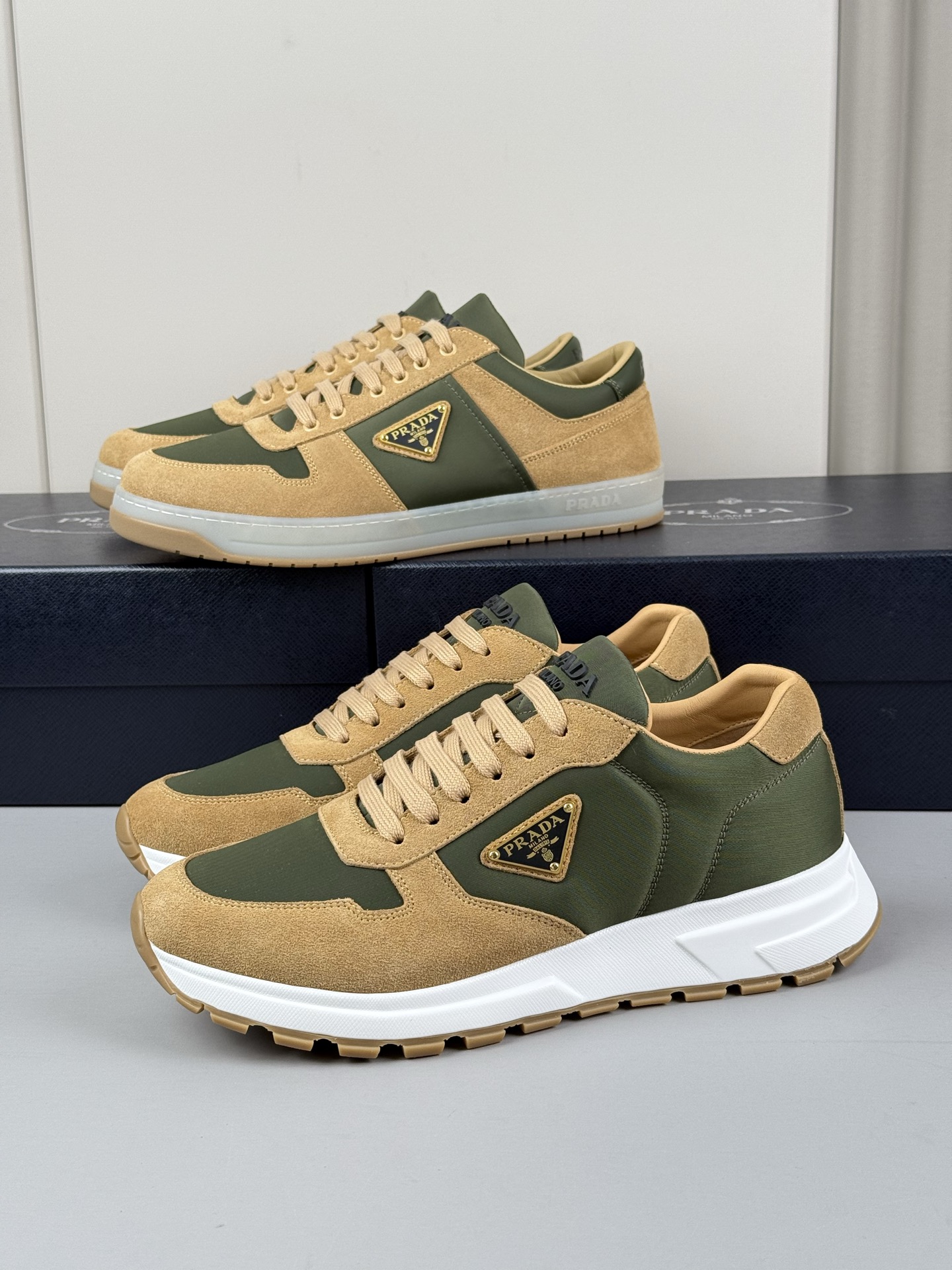 NO:274480,Rada official website synchronizes the highest version factory upgrade. This leather sneaker interprets the rada logo from multiple angles and is lightly leaps on the tongue, paved along the light rubber sole, and is embossed with the iconic enamel metal triangle embellishment on one side of the upper, all explaining the brand style. Metal eyelets and cotton laces Upper with enamel triangle logo Tongue with rada Milano printed logo Lightweight box sole, embossed logo on the side 3.5 cm sole Removable leather-covered insole Men's shoes 39-44,,prada,sneakers19860909rada官网同步最高版本换工厂升级 这款皮革运动鞋多角度诠释rada徽标轻巧跃于鞋舌,沿轻质橡胶鞋底铺陈,化身标志性的涂珐琅金属三角形点缀鞋面一侧,无不阐释品牌格调. 金属孔眼和棉质鞋带 鞋面配珐琅三角形徽标 鞋舌配rada Milano印花徽标 轻质箱型鞋底,侧面配压花徽标 3.5厘米鞋底 可拆卸皮革包覆内底 男鞋39-44,,prada,sneakers,Men's shoes