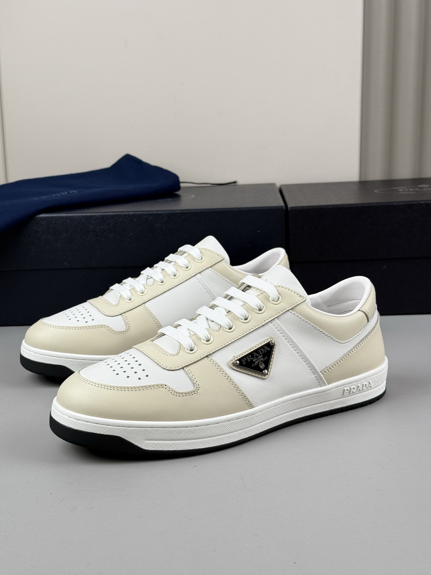 NO:274466,Rada's latest updates and synchronization official website This leather sneaker interprets the rada logo from multiple angles and is lightly leaps on the tongue, paved along the lightweight rubber sole, and is embossed with the iconic enamel metal triangle embellishment on one side of the upper, all of which explains the brand style. Re-Nylon recycled nylon, motorcycle fabric and suede leather upper with laces The upper is coated with enamel metal triangle logo, tongue is coated with rada Milano screen printed logo Rubber box sole 4 cm high Removable leather-covered insole Normal size 38 39 40 41 42 43 44,,prada,sneakers19860909rada最新款更新同步官网 这款皮革运动鞋多角度诠释rada徽标轻巧跃于鞋舌,沿轻质橡胶鞋底铺陈,化身标志性的涂珐琅金属三角形点缀鞋面一侧,无不阐释品牌格调. Re-Nylon再生尼龙、机车织物和绒面皮革鞋面 配鞋带 鞋面饰涂珐琅金属三角形徽标,鞋舌饰rada Milano丝网印刷徽标 橡胶盒型鞋底 鞋底高4厘米 可拆卸皮革包覆内底 正常码38 39 40 41 42 43 44,,prada,sneakers,Men's shoes