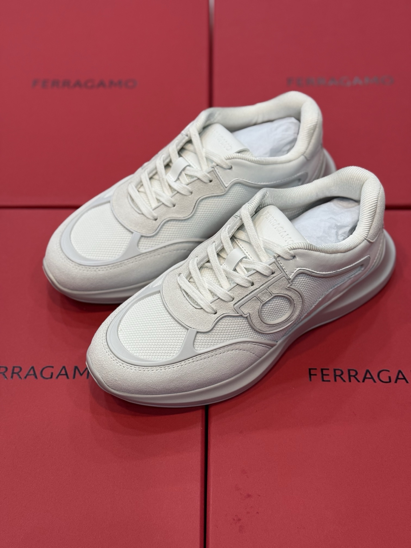 NO:274216,This urban casual shoe boldly combines a variety of fabrics, cleverly uses high-tech mesh fabric and smooth leather to create a unique high-end look. The side embellishment is Gancini buckle, paired with padded mouths and tongue, and combined with eye-catching light rubber soles, making the design more exquisite. Normal leather shoe size 39 40 41 42 43 44,19860909菲拉这款都市风格休闲鞋大胆融合多种面料,巧妙运用高科技网眼织物和光滑皮革,打造别出心裁的高端造型.侧面缀饰Gancini扣饰,搭配衬垫鞋口和鞋舌,结合醒目的轻盈橡胶鞋底,令设计更显考究. 正常皮鞋码39 40 41 42 43 44,,Men's shoes