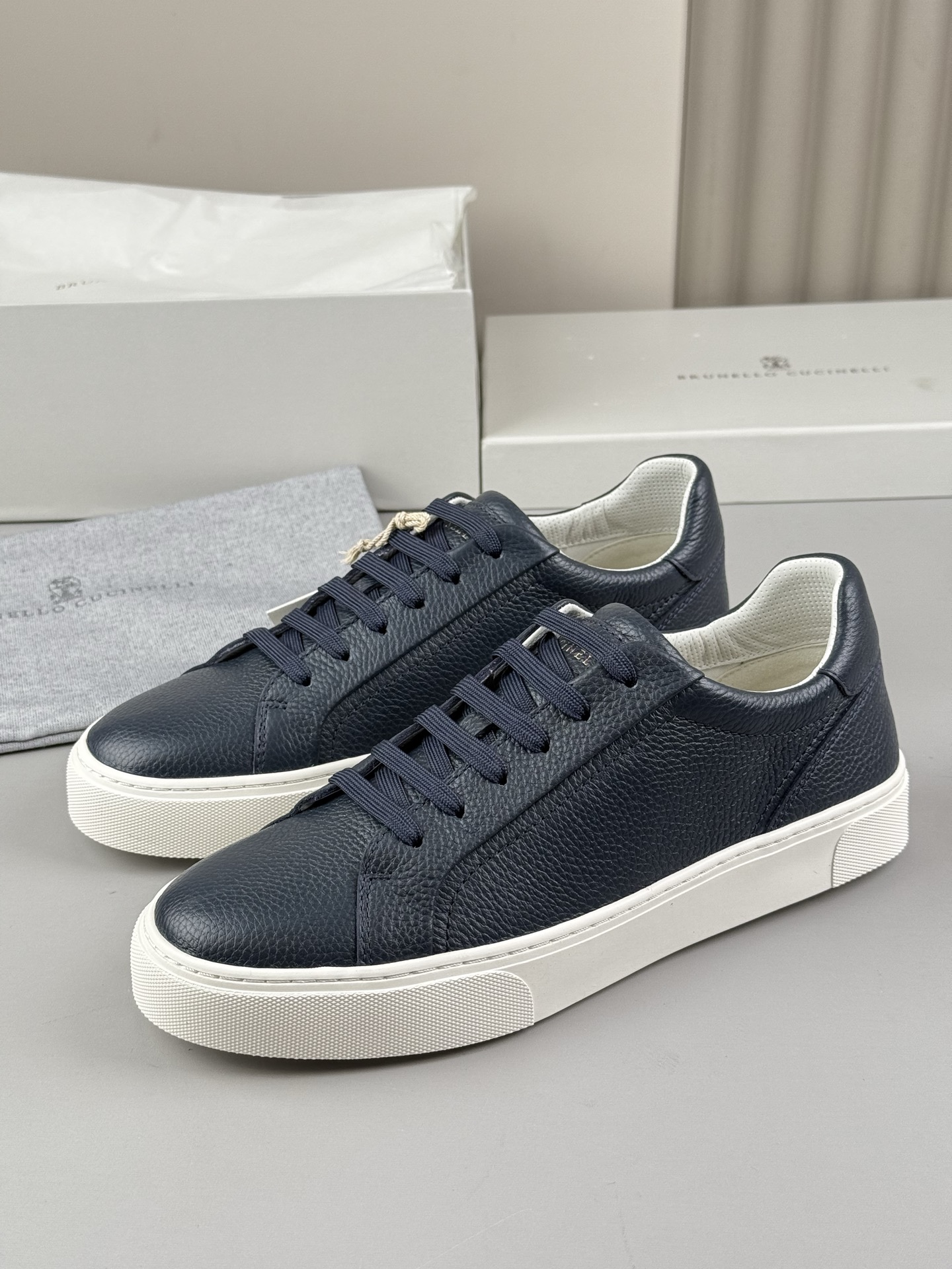 NO:278137,BC series update BRUNELLO CUCINELLI Men's cowhide shoe update This sneaker is made of calf leather fabric, the tongue and insole are decorated with brand badges, and the heel webbing brand embellishments. The rubber sole can ensure that the shoes fit more and wear more comfortable. Size 39-44 Number 84FH220854550,,brunello cucinelli,sneakers,cowhide19860909BC系列更新 BRUNELLO CUCINELLI 男士牛皮板鞋款更新 本款运动鞋选用小牛皮面料,鞋舌、鞋垫均有品牌徽章装饰,后跟织带品牌字样点缀,橡胶底可以确保鞋子更合脚,穿着更舒适. 码数39-44 编号84FH220854550,,brunello cucinelli,sneakers,cowhide,Men's shoes