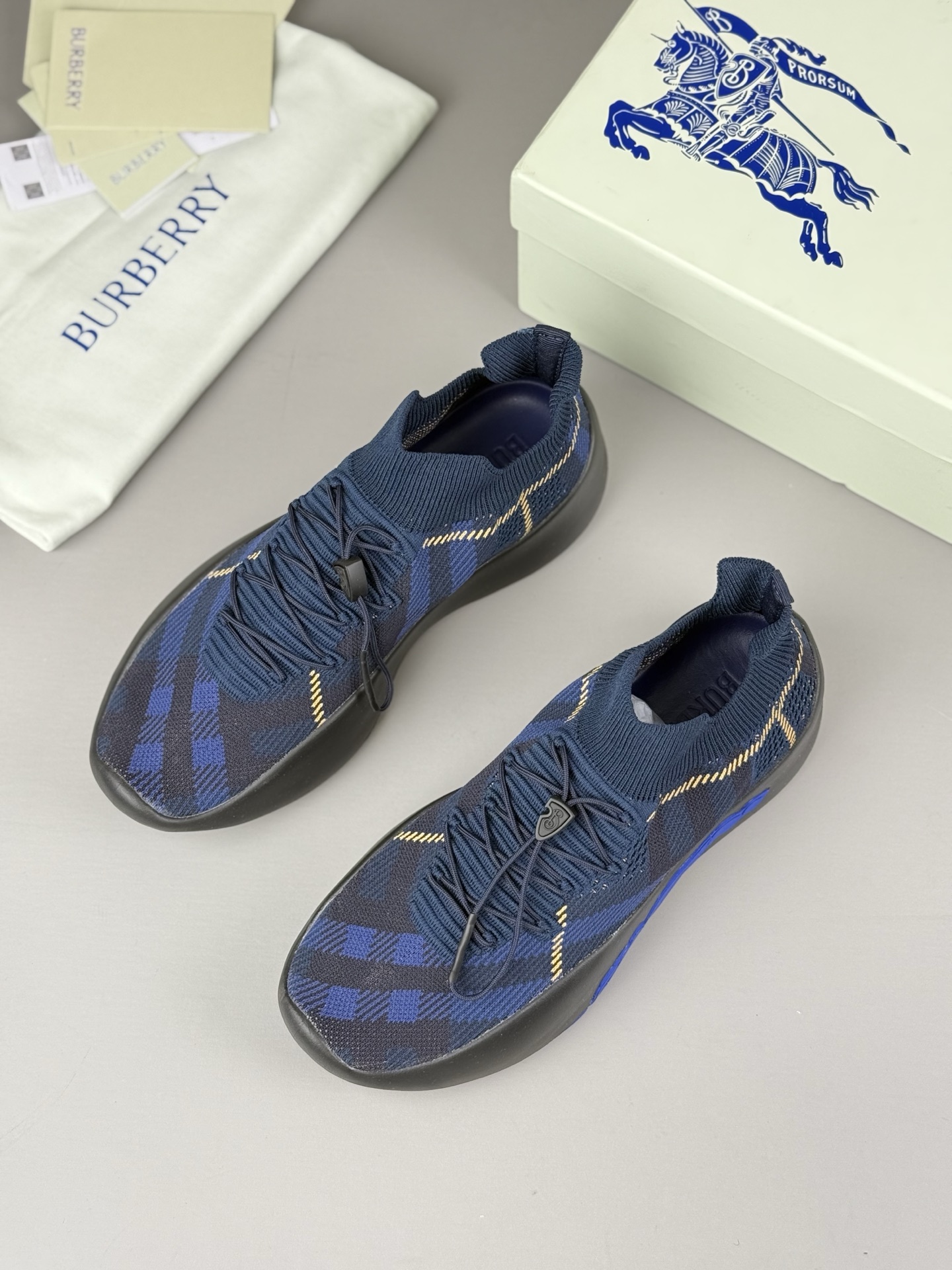 NO:274881,Burberry (water float) series sneakers updated with breathable sock-style upper, embellished with knitted Burberry check. Leather lining, plaid lace design. Features B-shaped shield buckle, and sole is decorated with wrap-on large equestrian knight logo (EKD). – Round toe – Drawstring closure – Sole is decorated with Equestrian knight logo (EKD) – Comes with dust bag Normal size 38-44,,burberry,burberry,sneakers19860909巴宝莉（水上漂）系列运动鞋更新 搭配透气袜式鞋面,点缀针织 Burberry 格纹.采用皮革内衬,融入格纹鞋带设计.设有 B 字型盾牌栓扣,鞋底装饰围裹式大号马术骑士徽标（EKD）. – 圆形鞋头 – 抽绳开合 – 鞋底饰有马术骑士徽标（EKD） – 随附防尘袋 正常码38-44,,burberry,burberry,sneakers,Men's shoes