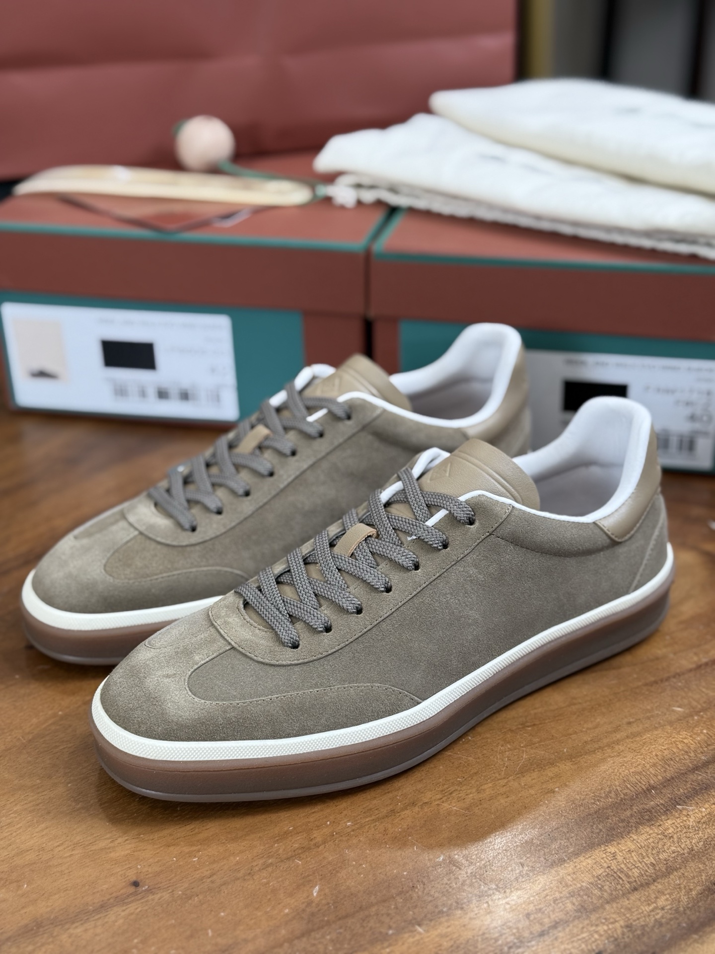 NO:278131,loro iana L Tennis Walk sneakers - top-notch This new imported toe-layer cowhide tennis shoes are designed with an ultra-low top, suitable for year-round wear and water-resistant. The edged sole creates a relaxed and charming color combination, harmoniously blending functionality with low-key personality style. Create an ideal shoe choice for urban clothing. The heel is decorated with Kummel color inserts Sole Sole Sole Sole Sole Sole Sole Sole Sole Sole Issue19860909loro iana L Tennis Walk运动鞋-顶级 这款新款进口头层牛皮网球鞋采用超低帮设计,适合全年穿着,并具有防泼水性能.包边鞋底营造轻松迷人的色彩组合,将功能性与低调个性风格和谐融合.打造都市着装的理想鞋履选择. 鞋跟处饰以Kummel色嵌片 柔软小牛皮鞋舌,压印L徽标 棉质鞋带 鞋面头层进口牛皮 鞋底橡胶 衬里小牛皮 Size:39-44 编号84FH210854550,,loro piana,loro piana,sneakers,cowhide,Men's shoes