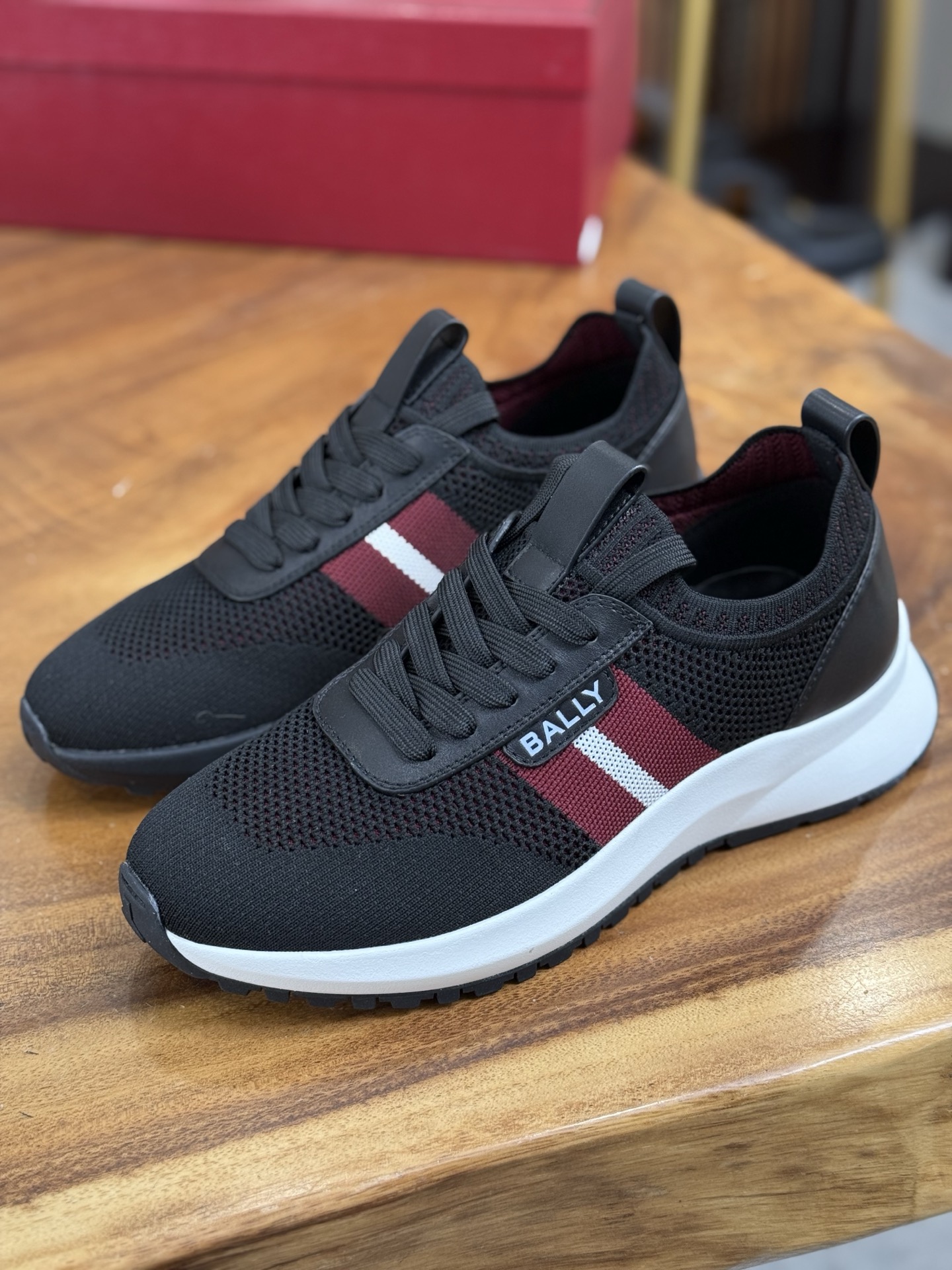 NO:349096,Bally Bally men's spring and summer casual sports lazy people put on and take off their feet. The counter is on sale with a new model, using imported flying knit breathable upper, the fabric is soft, delicate, comfortable and breathable. The upper is decorated with B-home classic letter logo design, hand-stitching craftsmanship, edge-covering details, cowhide inner foot pads, paired with a new V-sole rubber combination sole, casual, fashionable and versatile!  Size39-44 (38, 45 customized),,bally,cowhide19860909Bally巴利男士春夏休闲运动懒人穿脱一脚蹬, 专柜在售新款,采用进口飞织透气鞋面,面料柔软细腻舒适透气,鞋面饰以B家经典字母logo设计,手工缝线工艺,包边细节,牛皮内里垫脚,搭配新款V底橡胶组合大底,休闲时尚百搭！ Size39-44（38、45订做）,,bally,cowhide,Men's shoes