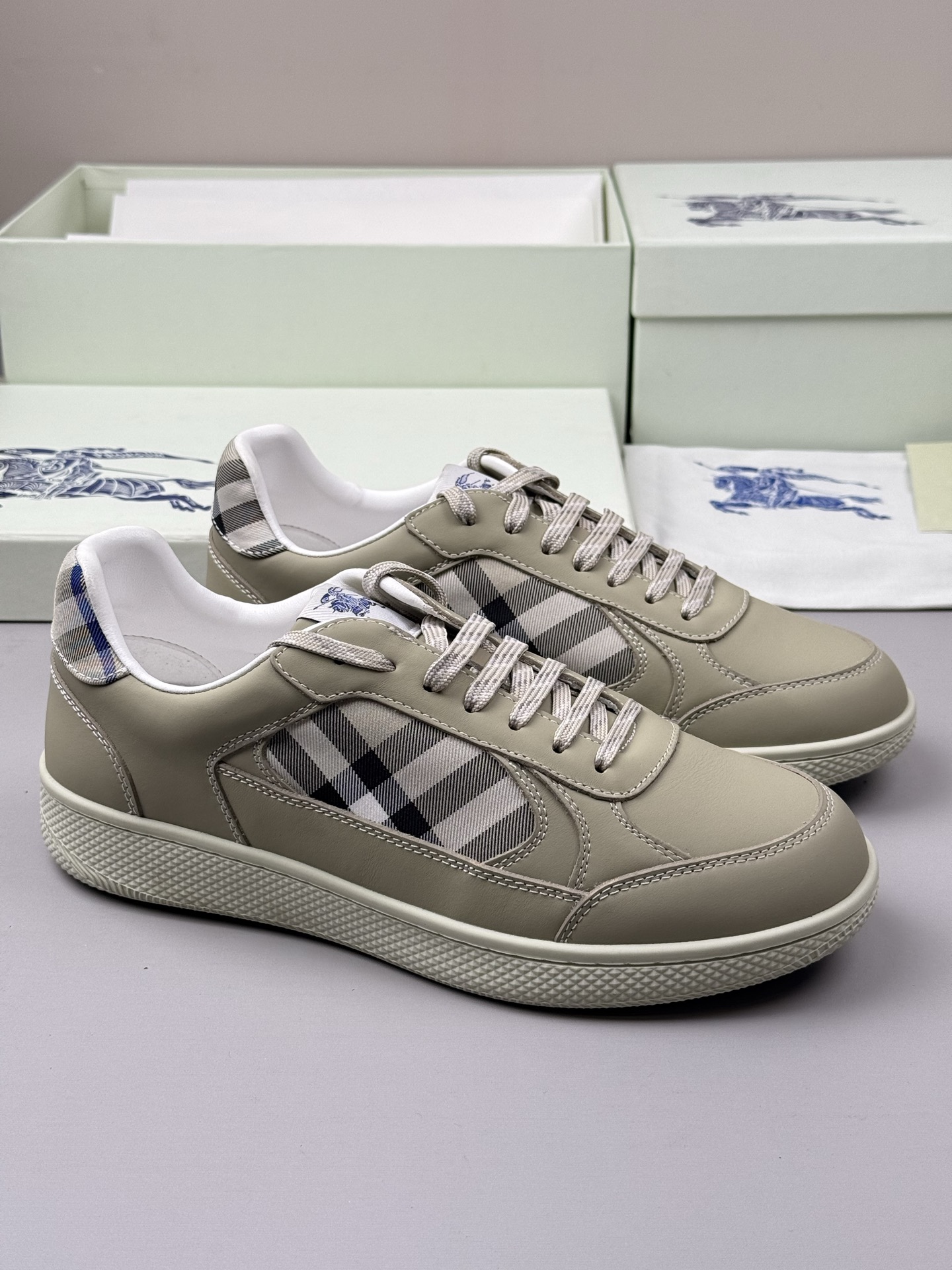 NO:730018,#Burberry's new war horse plaid casual sneakers, new terrace casual sneakers, Burberry's classic elements, super comfortable shoes, knight blue non-slip soles, finally saw the latest diagonal plaid sneakers, the color is really good, you can match it with anything. Sneakers, made of cotton blended fabrics. Crafted in Italian workshops, decorated with worsted Burberry plaid pattern. With mesh lining and plaid laces, rubber soles decorated with Burberry collection  Letter logo. From the Burberry classic series, it interprets wardrobe essential styles with a distinctive brand style. The round toe and tongue are embellished with the Equestrian Knight logo (EKD) label leather insole, and the sole is embellished with the Burberry letter logo. Size 38-44 (45, 46 customized),, burberry, burberry, sneakers19860909# 巴宝莉新款战马格纹休闲运动鞋全新露台休闲运动鞋·巴宝莉（Burberry）经典原素 超舒服的鞋子··骑士蓝色防滑鞋底 终于看到了最新的斜式格纹运动鞋颜色真的好好看,怎么搭都可  运动鞋,选用棉质混纺面料打造.于意大利工坊匠制而成,装饰精纺 Burberry 格纹图案.搭配网眼内衬和格纹鞋带,橡胶鞋底饰有典藏 Burberry 字母徽标.来自 Burberry 经典之作系列,以鲜明品牌风格诠释衣橱必备款式.圆形鞋头鞋舌处点缀马术骑士徽标（EKD）标签皮革鞋垫,鞋底点缀 Burberry 字母徽标 码数38-44（45、46定做）,,burberry,burberry,sneakers,Men's shoes