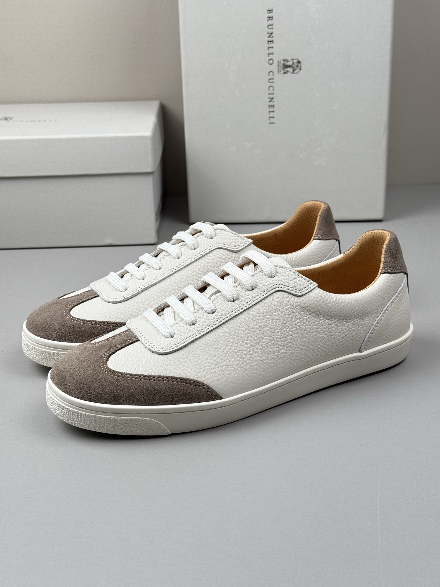 NO:729968,New Brunello Cucinelli BC men's lace-up casual shoes. This brand is the world's top luxury brand from Italy. All products are made of the top fabrics in today's clothing industry. Together with Italy's unique traditional craftsmanship, the brand has the reputation of 'a true luxury product in the clothing industry'!  The fabric of this flat sneaker is made of first-grain full-grain Nappa cowhide imported from Italy, which is full of three-dimensionality and skin-friendly feeling - this shoe style is classic and will never go out of style!  The inner lining is made of white benzene-dyed special calfskin, which does not fade, does not slip, is breathable, absorbs sweat and does not stuffy your feet!  The brand-specific logo integrated movable foot bed is equipped with three layers of high-density EVA foam combined with natural rubber soles, making it softer and more comfortable to wear on your feet!  The personalized logo and unique water ripple groove design on the outsole make it instantly luxurious!  The shoe box adopts the original drawer-type shoe box and comes with a shoe storage box!  Size 39/40/41/42/43/44/45 standard leather shoe size, brunello cucinelli, sneakers,cowhide19860909新款 Brunello Cucinelli BC男士系带休闲男鞋 此品牌是来自意大利的世界顶级奢侈品牌,所有产品均选用现今服装界最顶级的面料,加上意大利得天独厚的传统手工艺,使得该品牌又有“服装界真正的奢侈品”之美誉！此款平底运动鞋面料采用意大利进口头层全粒面纳帕牛皮,立体感和亲肤感十足-此款鞋型堪称经典,永不过时！内里是白色苯染专用小牛皮内里,不掉色,不打滑,透气吸汗不闷脚！品牌专用logo一体活动脚床,搭配三层高密度EVA发泡组合天然橡胶鞋底,穿在脚上更加柔软舒适！外底上的个性logo和独特的水波纹凹槽设计,奢华度瞬间爆棚！鞋盒采用原版抽屉式鞋盒,配鞋履收纳盒！ 尺码39/40/41/42/43/44/45标准皮鞋尺码,,brunello cucinelli,sneakers,cowhide,Men's shoes