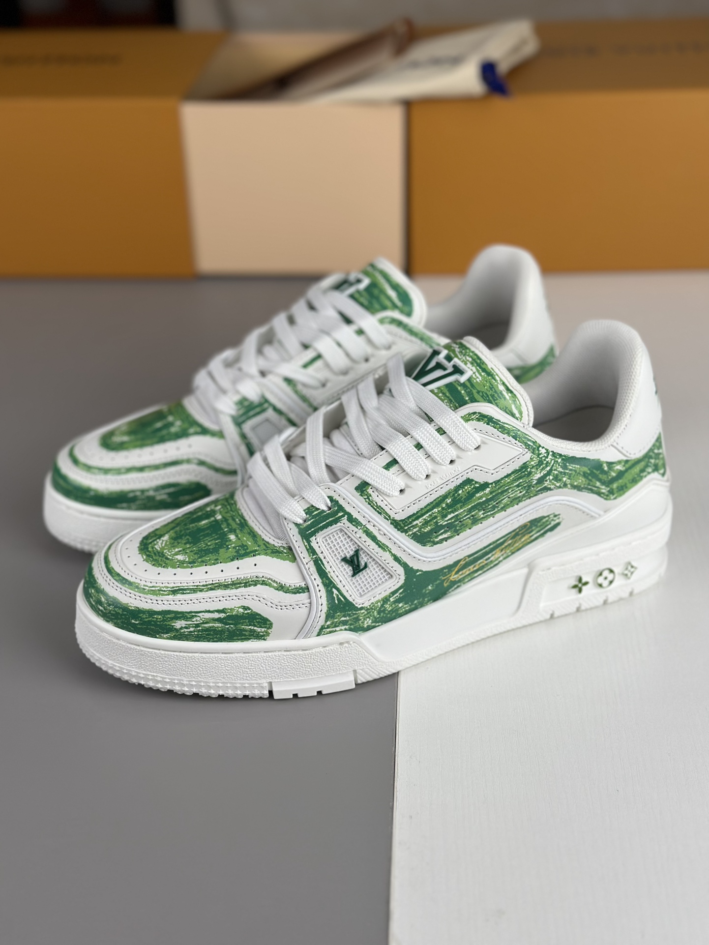 NO:271043,LV Trainer sneakers are creative expressions inspired by designer Virgil Abloh, this time, painted a colored pattern for soft cowhide leather, which echoes the ready-to-wear series. The complex upper requires seven hours of ingenious sewing to complete, and the handwritten Louis Vuitton logo is on one side. Printed cowhide leather 7 hours per pair of sewing work hours Rubber outsole LV letters on the tongue and sides Sides are decorated with handwritten Louis Vuitton logo on the side Rear #54 logo Outsole Monogram flower Normal leather shoe size 39 40 41 42 43 44 Only the best ones don't accept urgent orders and don't mind,,louis vuitton,louis vuitton,sneakers,cowhide19860909LV Trainer 运动鞋是设计师 Virgil Abloh 借篮球鞋启发的创意表达,此次为柔软牛皮革描绘填色图案,与成衣系列遥相呼应.繁复鞋面需要七小时的匠心缝制方可完成,手写体路易威登标识栖身一侧. 印花牛皮革 每双缝纫工时 7 小时 橡胶外底 鞋舌和侧面饰有 LV 字母 侧面饰有手写体路易威登标识 后部饰有 #54 标识 外底饰有 Monogram 花卉 正常皮鞋码39 40 41 42 43 44 只出最好的 不接急单介意勿扰,,louis vuitton,louis vuitton,sneakers,cowhide,Men's shoes