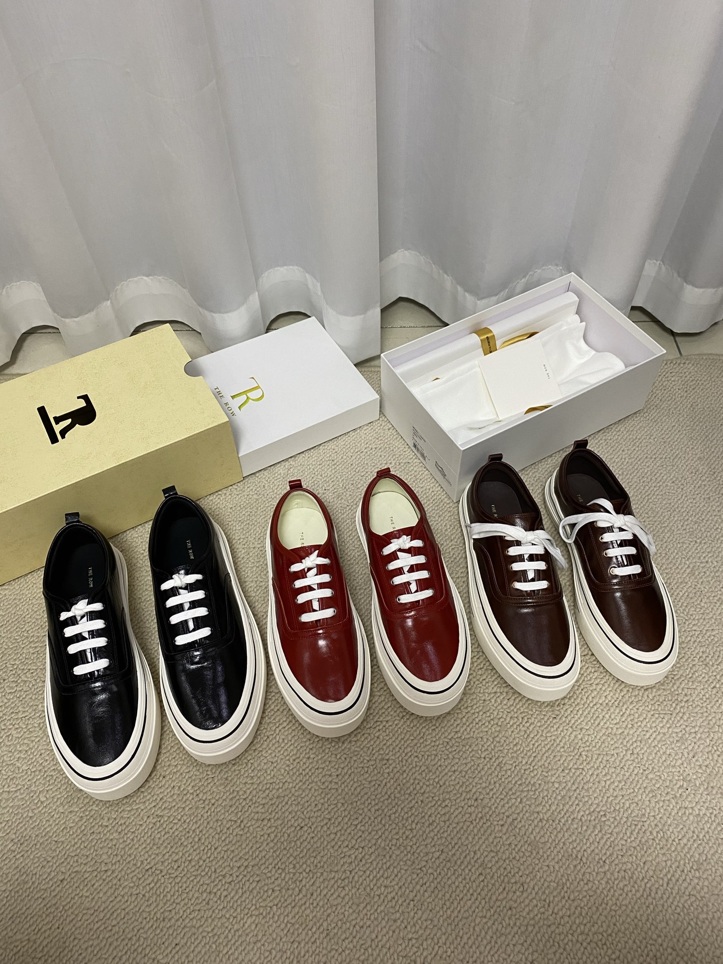 NO:705596,The latest high-quality thick-soled lace-up sneakers produced in Dongguan from The Row for 26 years. The shoe shape is minimalist and simple, continuing the consistent minimalist style of the TR brand. The comfortable and elevated thick-soled sneakers can be easily worn with denim trousers, skirts, and skirts. They can be worn all year round. The thick sole is 4.5cm taller. Fabric: Imported soft wrinkled patent cowhide. Lining: Imported mixed sheepskin. Outsole: Mold rubber outsole. Size:  35-40,casual shoes/sports shoes,sneakers,skirts,cowhide,sheepskin19860909莞产高品质 The Row 26年最新厚底系带板鞋 鞋型极简简约延续了TR品牌一贯极简风格,舒适又增高的厚底板鞋 搭配牛仔长裤 裙装 短裙都能轻松驾驭,一年四季都可以穿,厚底增高4.5cm 面料: 进口柔软皱漆牛皮 内里: 进口混种羊皮 大底: 模具橡胶大底 尺码 : 35-40,休闲鞋/运动鞋,sneakers,skirts,cowhide,sheepskin,Women's Shoes