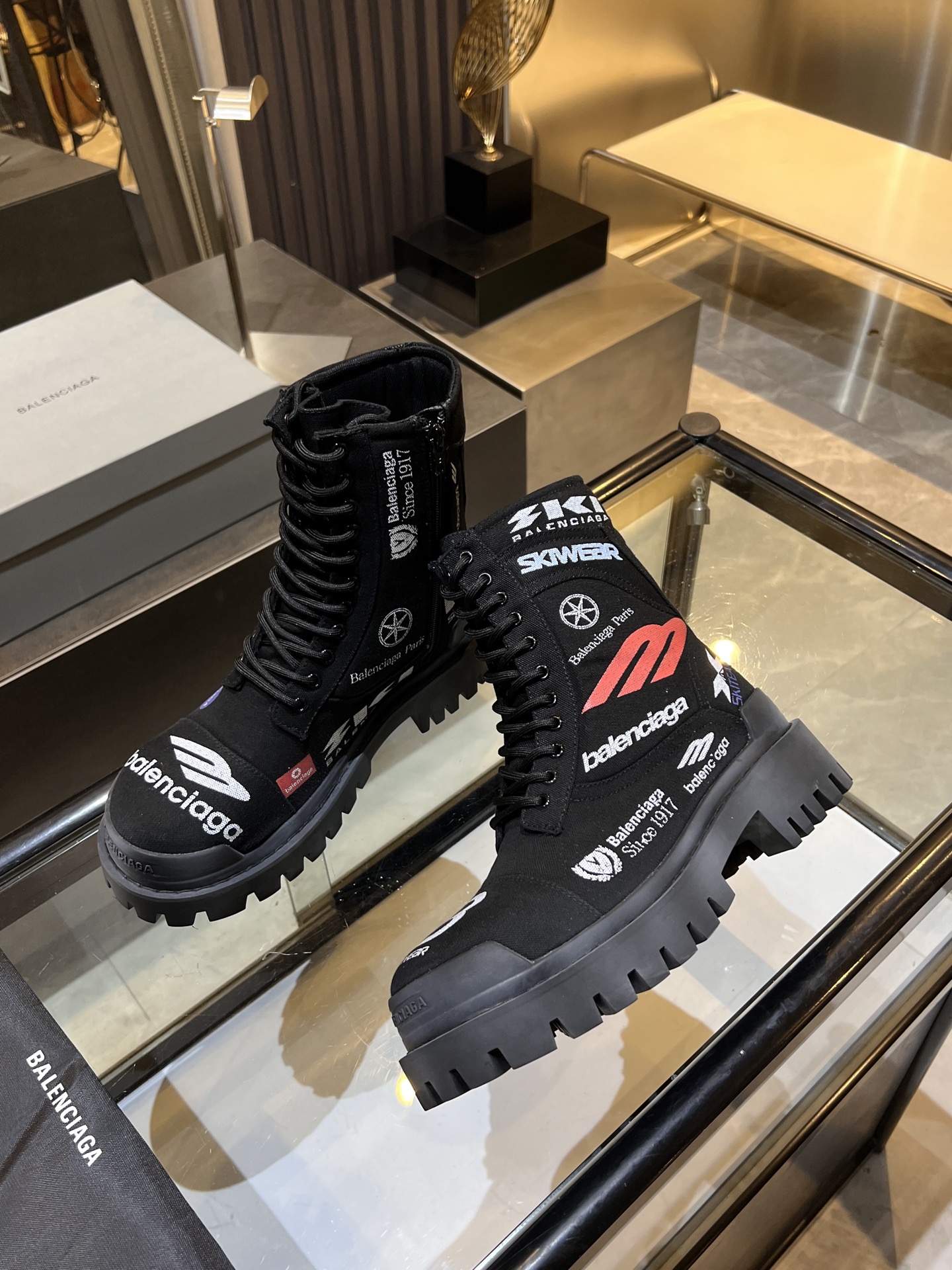 NO:575182,[BALENCIAGA] Size 39-44 (customized at 45.46) The latest Balenciaga STOMPER short boots for the winter of 2025, purchased from the original development, outsole molding, antique workwear lace-up boots, round-toe bare boots side zipper thick men's soles, sawtooth original foam outsole, original fabric fabric, foot-padded cowhide, lining cowhide.,, balenciaga, balenciaga, tom  ford,boots,cowhide19860909【BALENCIAGA】 码数39-44(45.46定做） 2025冬季最新爆单款巴黎世家Balenciaga STOMPER短靴,购入原版开发,大底开模,仿古做旧工艺效果工装系带靴,圆头裸靴侧拉链厚男士底靴,锯齿性原版发泡大底,面料原版织布,垫脚牛皮,里布牛皮.,,balenciaga,balenciaga,tom ford,boots,cowhide,Men's shoes