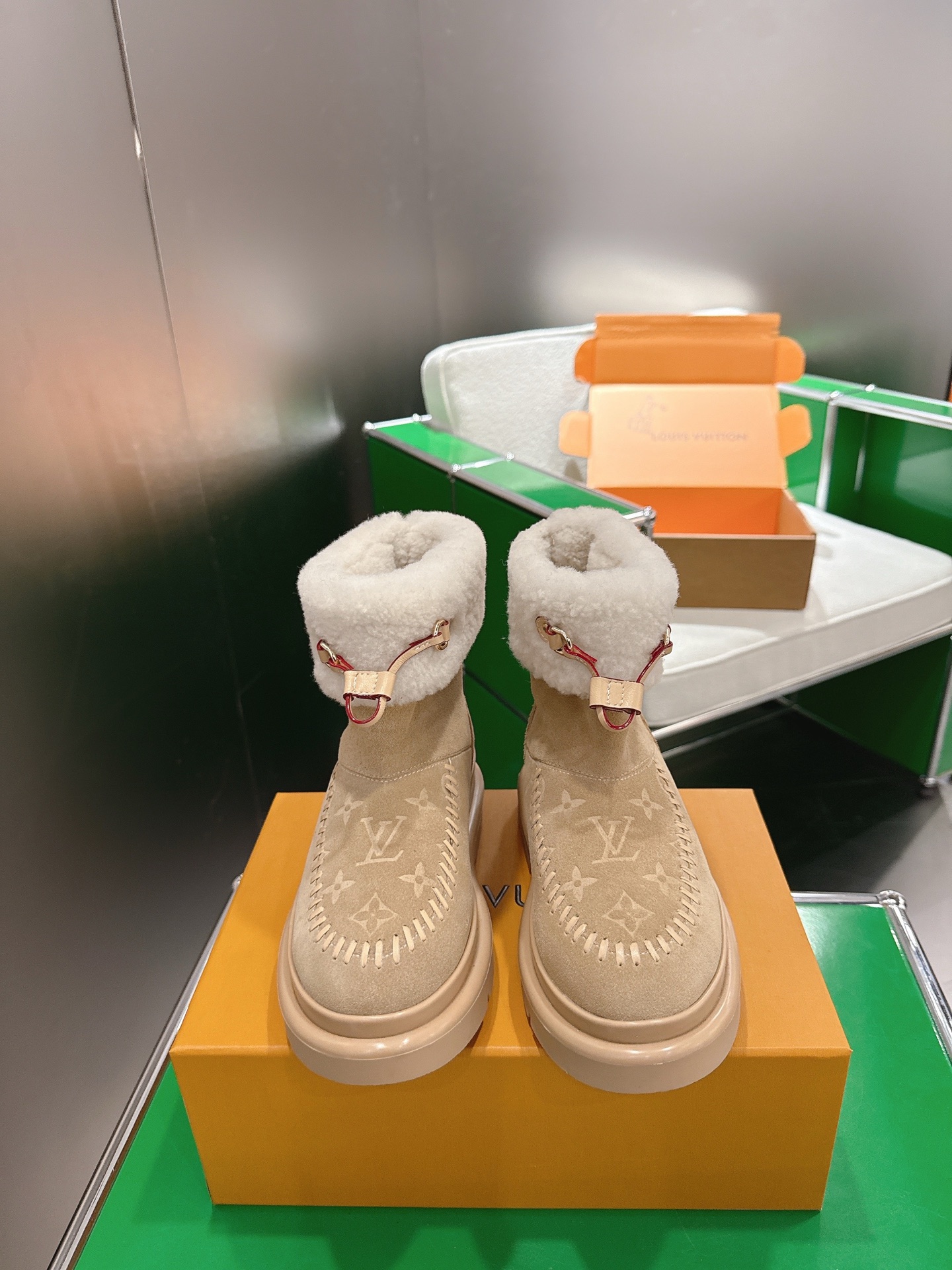 NO:605027,. Louis Vuitton Louis Vuitton's 25th new ski series snow boots are made of suede cow leather with a velvet texture and are lined with soft and warm shearling. The letter stitching on the upper and the inscribed buckle of the adjustable laces enrich the brand details. The lightweight micro outsole completes the trendy style. The fabric is made of original imported first-layer cowhide. The lining is wool. The original open-moulded outsole is coded 35-39 (40.41 custom-made and non-refundable). Louis Vuitton  vuitton,louis vuitton,boots,cowhide19860909. Louis Vuitton 路易威登 25新品滑雪系列 雪地靴 以绒面牛皮革呈现丝绒质感 搭配柔暖羊毛皮内衬 鞋面的 字母缝线和可调节鞋带的铭纹搭扣共同丰富品牌细节 轻盈微型外底完善潮流格调 面料采用原版进口头层牛皮 内里垫脚羊毛 原版开模大底 码数35-39（40.41定做不退换）,,louis vuitton,louis vuitton,boots,cowhide,Men's shoes