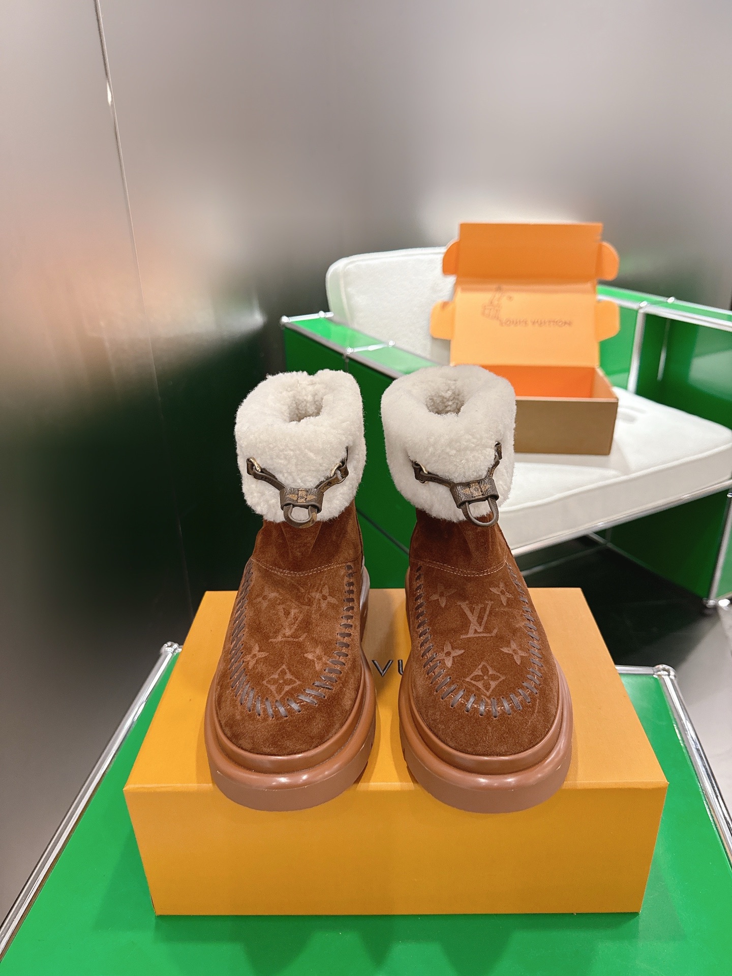 NO:605029,.Louis Vuitton Louis Vuitton's 25th new ski series snow boots are made of suede cow leather with a velvet texture and are lined with soft and warm shearling. The letter stitching on the upper and the inscribed buckle of the adjustable shoelaces enrich the brand details. The lightweight micro outsole completes the trendy style. The fabric is made of original imported first-layer cowhide, the lining is wool, and the original molded outsole  Code number 35-39 (40.41 customized, non-refundable),,louis vuitton,louis vuitton,boots,cowhide19860909.Louis Vuitton 路易威登 25新品滑雪系列 雪地靴 以绒面牛皮革呈现丝绒质感 搭配柔暖羊毛皮内衬 鞋面的 字母缝线和可调节鞋带的铭纹搭扣共同丰富品牌细节 轻盈微型外底完善潮流格调 面料采用原版进口头层牛皮 内里垫脚羊毛 原版开模大底 码数35-39（40.41定做不退换）,,louis vuitton,louis vuitton,boots,cowhide,Men's shoes