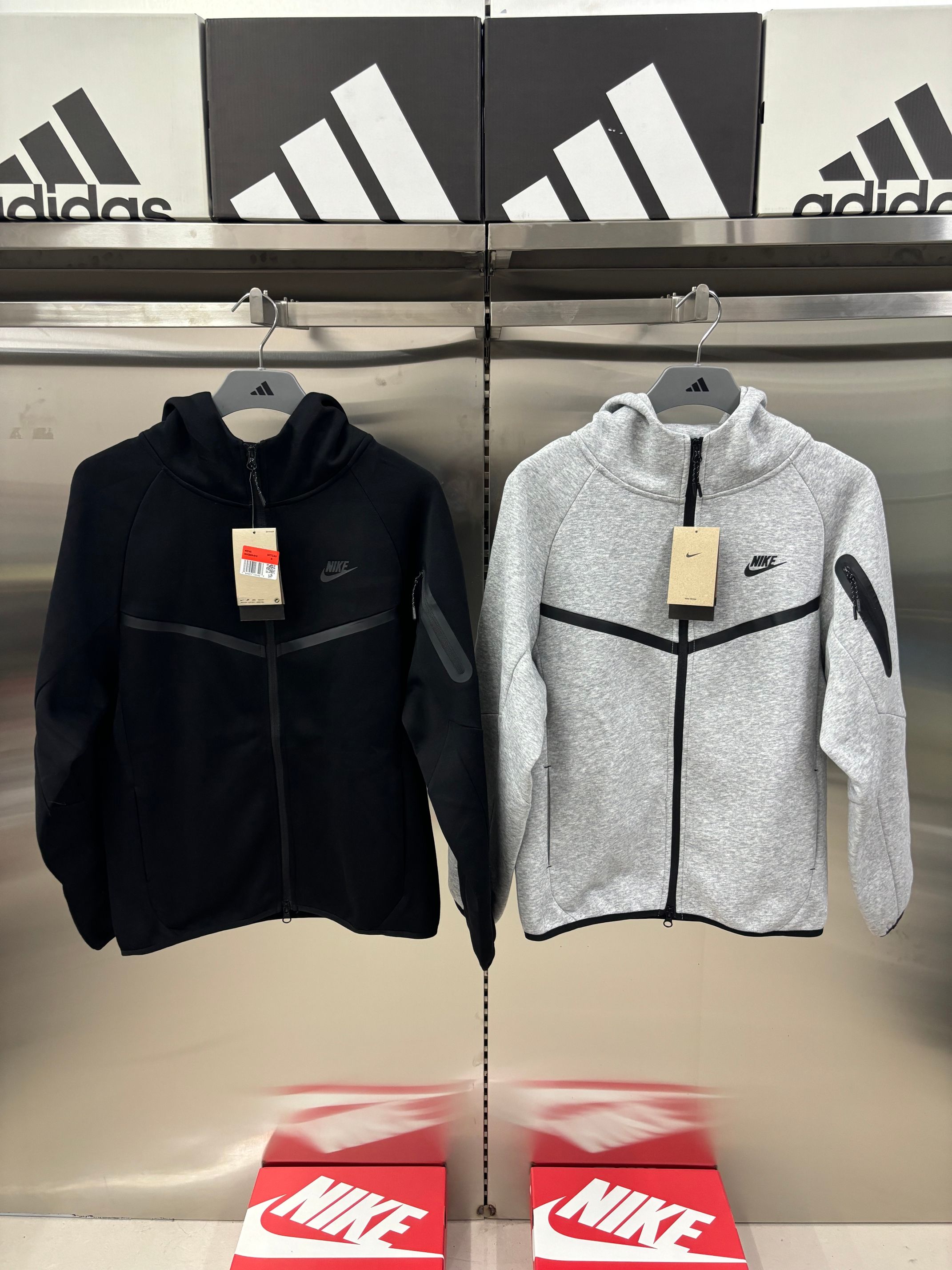 99💰有量95💰结算
Nike风行者夹克 纯色拉链双拉头连帽运动夹克外套
尺码:S—XXL
颜色:灰色 黑色