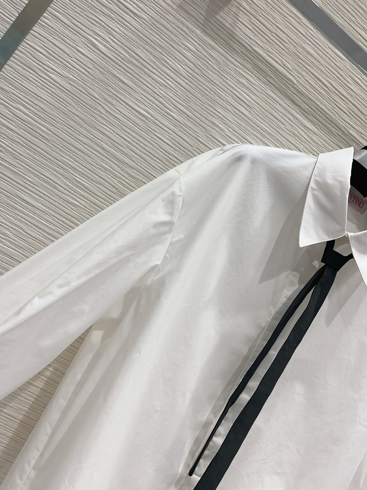 Valenti*no蓬蓬衬衣裙2023AW纯白色连衣裙气质赫本风荷叶边设计经典衬衣造型配送黑色领带荷叶边