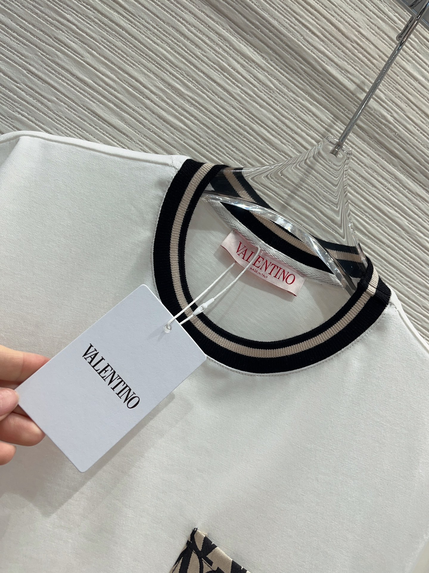 Valenti*no2024SS最新系列T恤套装传递摩登意趣领口的撞色设计再添品牌元素YB定织的面料密度