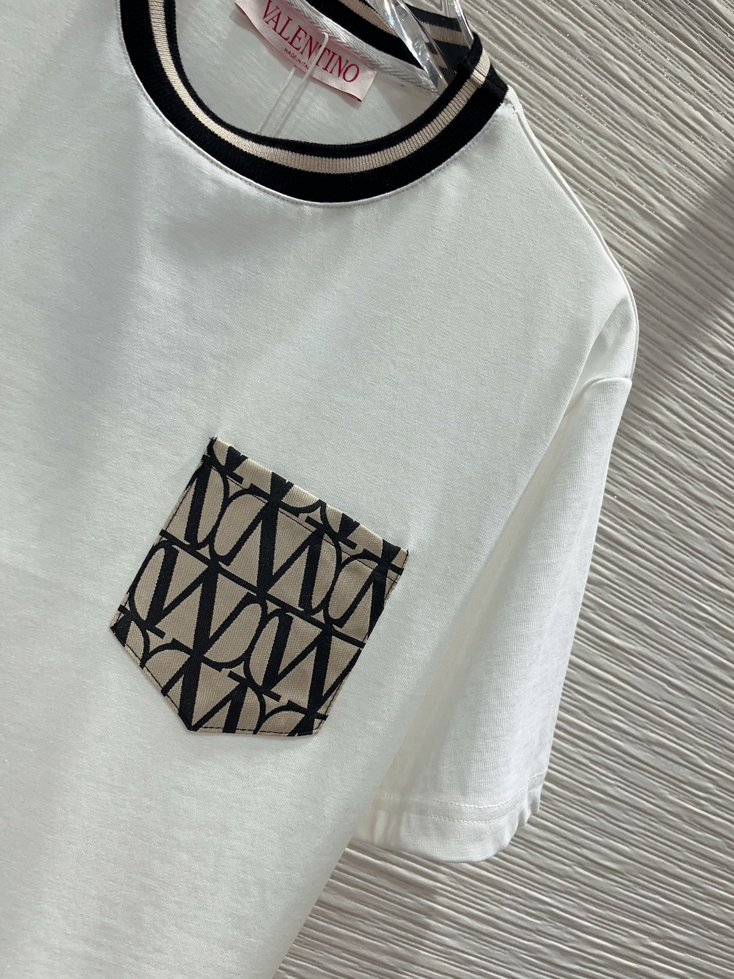 Valenti*no2024SS最新系列T恤套装传递摩登意趣领口的撞色设计再添品牌元素YB定织的面料密度