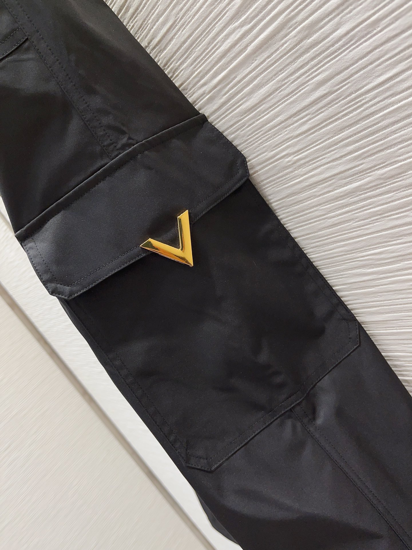 Valenti*no2024SS橱窗最新系列！卡其色黑色长裤结合休闲直筒裤与工装裤服的碰撞设计定制进口密