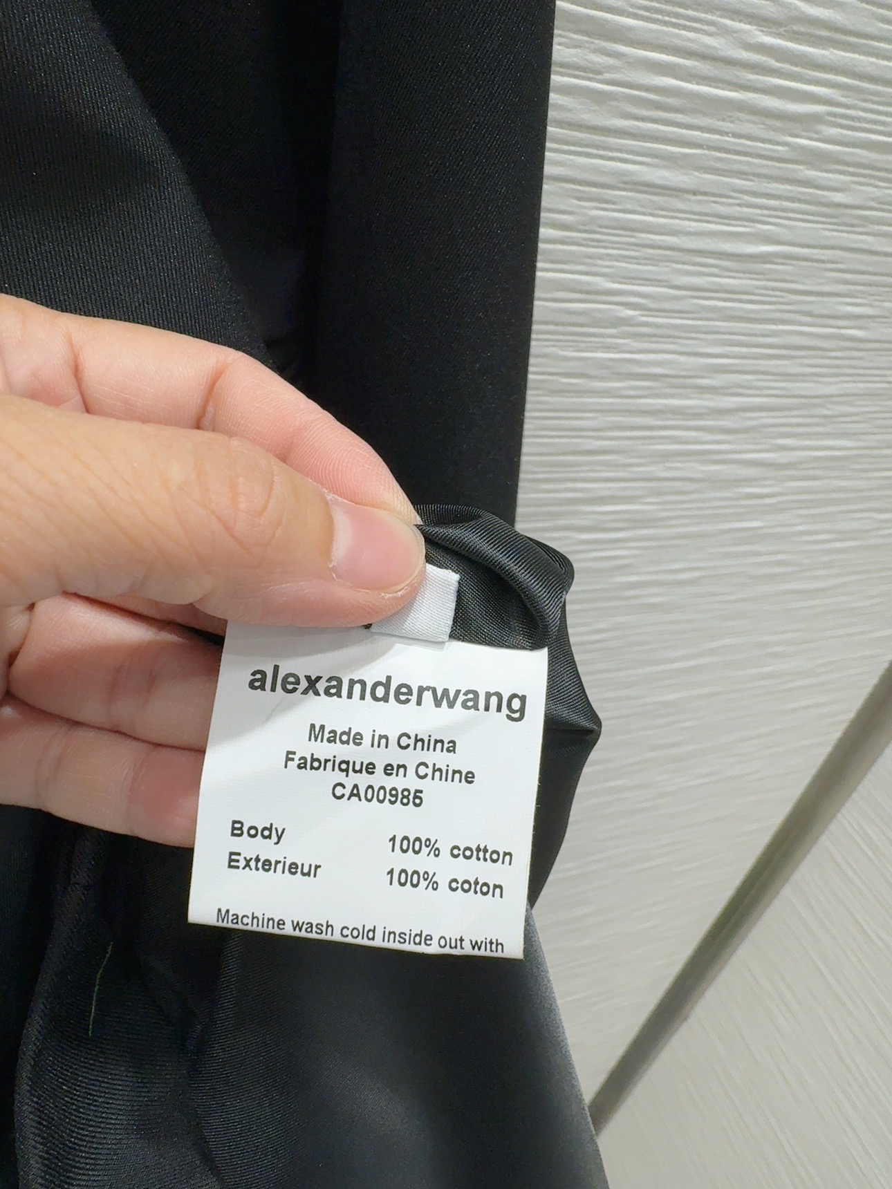❤️❤️❤️上新！51196#
🛍️Alexander Wan*g👑2024AW季上新👑又一款时尚达人的心头好！纯色的更低调  物理防晒功能  里衬柔肤，高级时装工艺  版型绝绝子  完全不挑人，颜色高级  光泽度好，又酷又飒 驾驭各种场合 面料舒适  定制带钻单个字母logo 穿几年都OK的单品 分开搭配也是美美哒～两色三码 SML 170💰