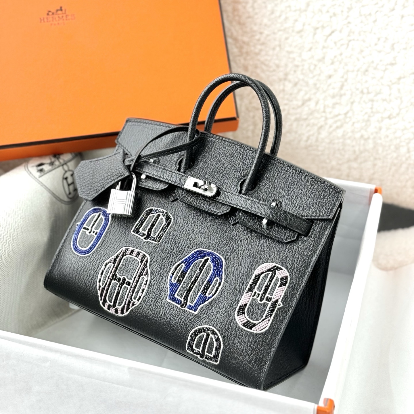 NO:699837,Goat leather badge beading black silver buckle full hand details real shot,Hermes,hermes,sheepskin,Hermes,19860909山羊皮 徽章钉珠 黑色 银扣 全手细节 实拍,爱马仕,hermes,sheepskin,Hermes,,Bag