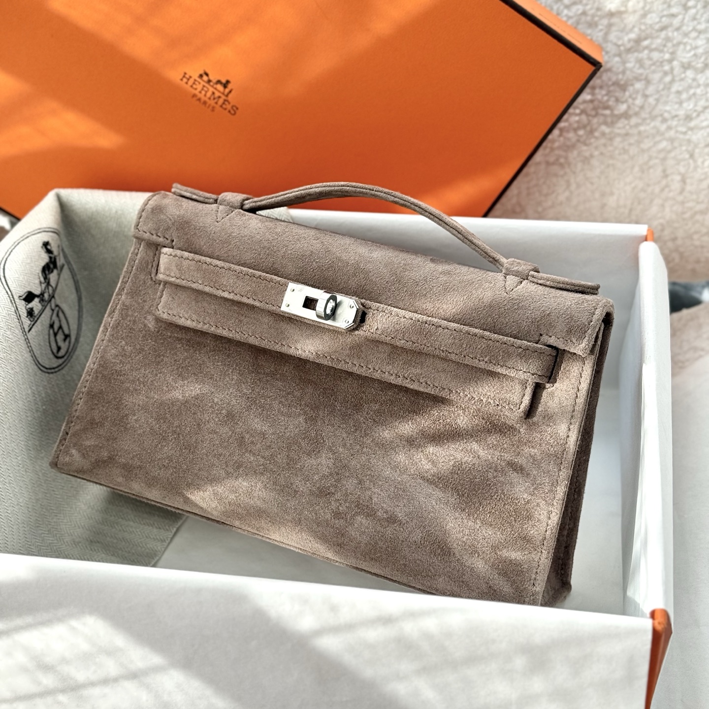 NO:852070,Generation suede elephant gray silver buckle full hand details real shot spot; Hermes,hermes,chamois leather,Hermes,19860909代 麂皮 大象灰 银扣 全手细节 实拍 现货;,爱马仕,hermes,chamois leather,Hermes,,Bag
